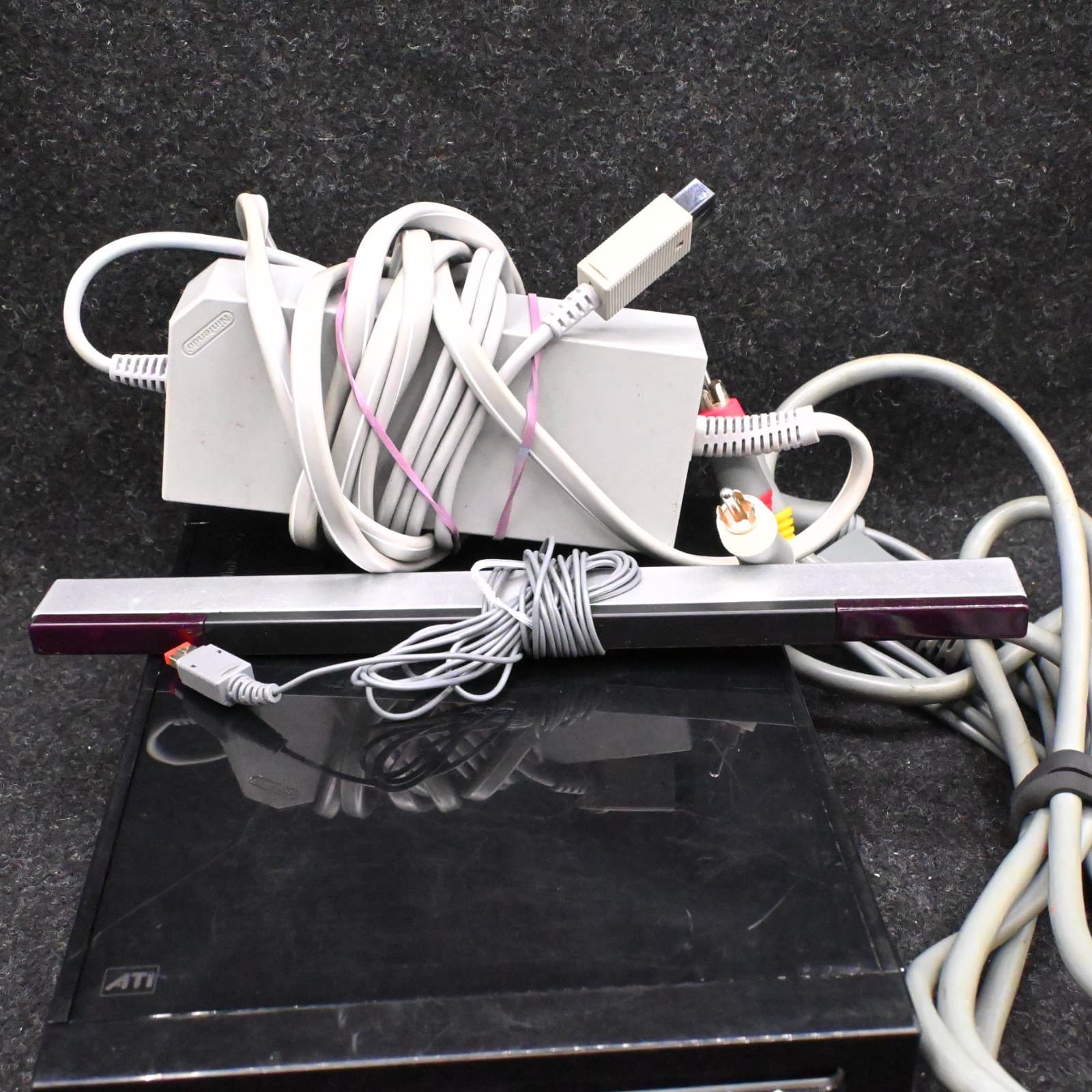 NINTENDO WII BLACK CONSOLE RVL-101 BUNDLE W/ CONTROLLER NUNCHUK SENSOR & CABLES - Thumbnail 3