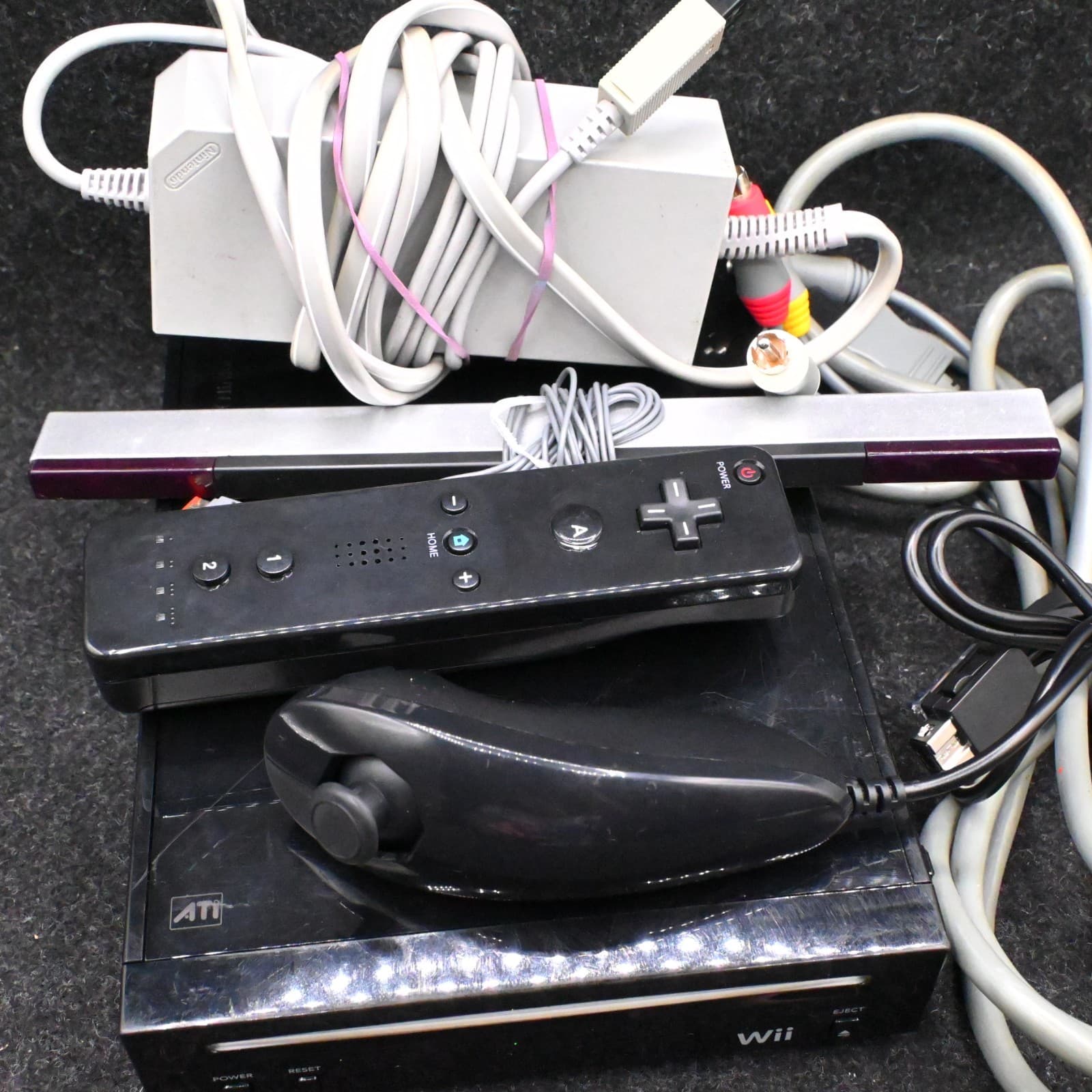 NINTENDO WII BLACK CONSOLE RVL-101 BUNDLE W/ CONTROLLER NUNCHUK SENSOR & CABLES - Thumbnail 2