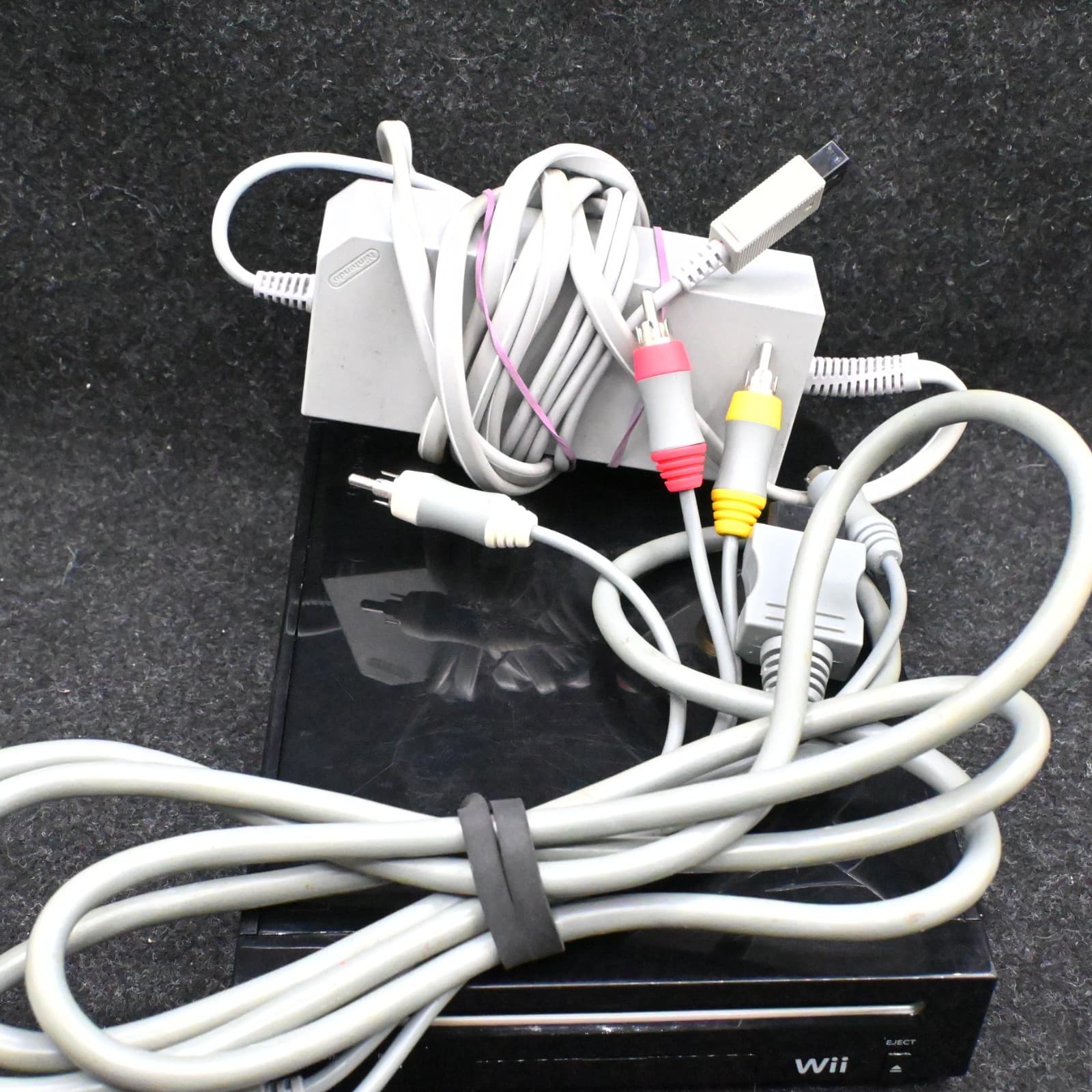 NINTENDO WII BLACK CONSOLE RVL-101 BUNDLE W/ CONTROLLER NUNCHUK SENSOR & CABLES - Thumbnail 4