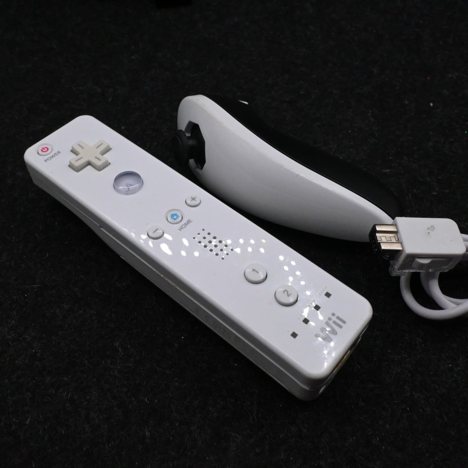 NINTENDO WII BLACK CONSOLE RVL-101 BUNDLE W/ CONTROLLER NUNCHUK SENSOR & CABLES - Thumbnail 2