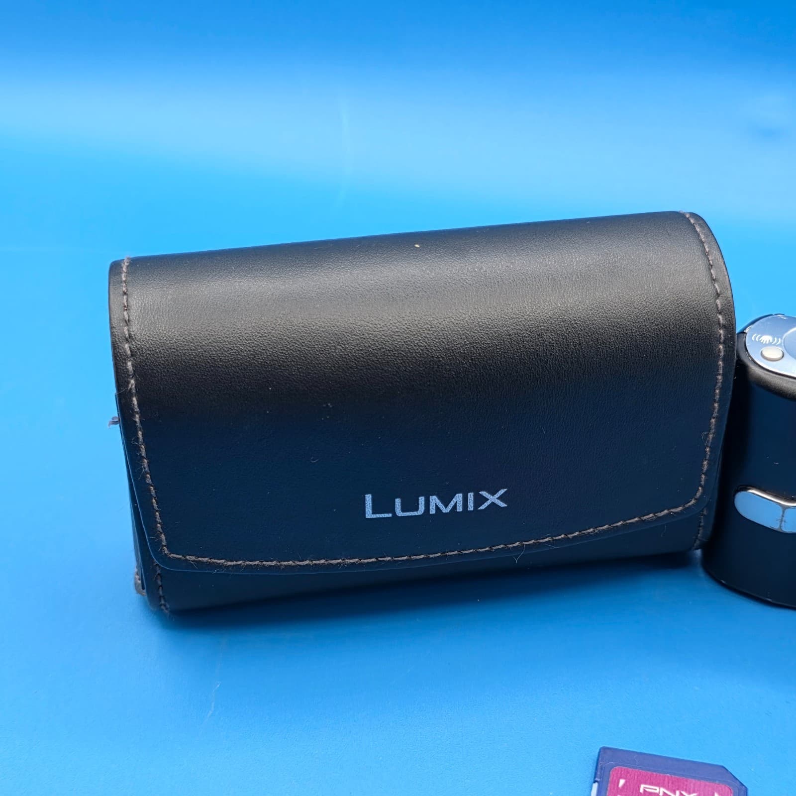 Panasonic Lumix DMC-FX12 7.2 MP Digital Compact Camera Black W/ CASE & 4GB - Thumbnail 3
