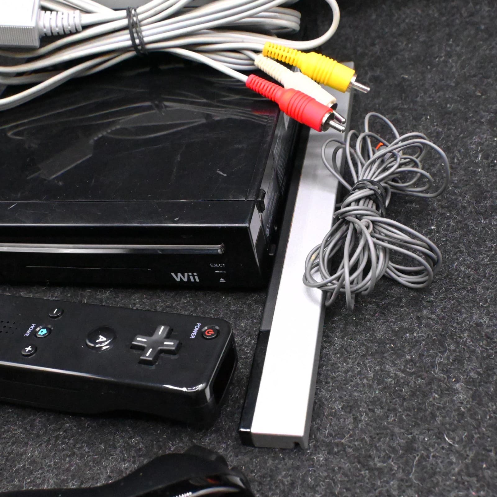 NINTENDO WII BLACK CONSOLE RVL-101 BUNDLE W/ CONTROLLER NUNCHUK SENSOR & CABLES - Thumbnail 3
