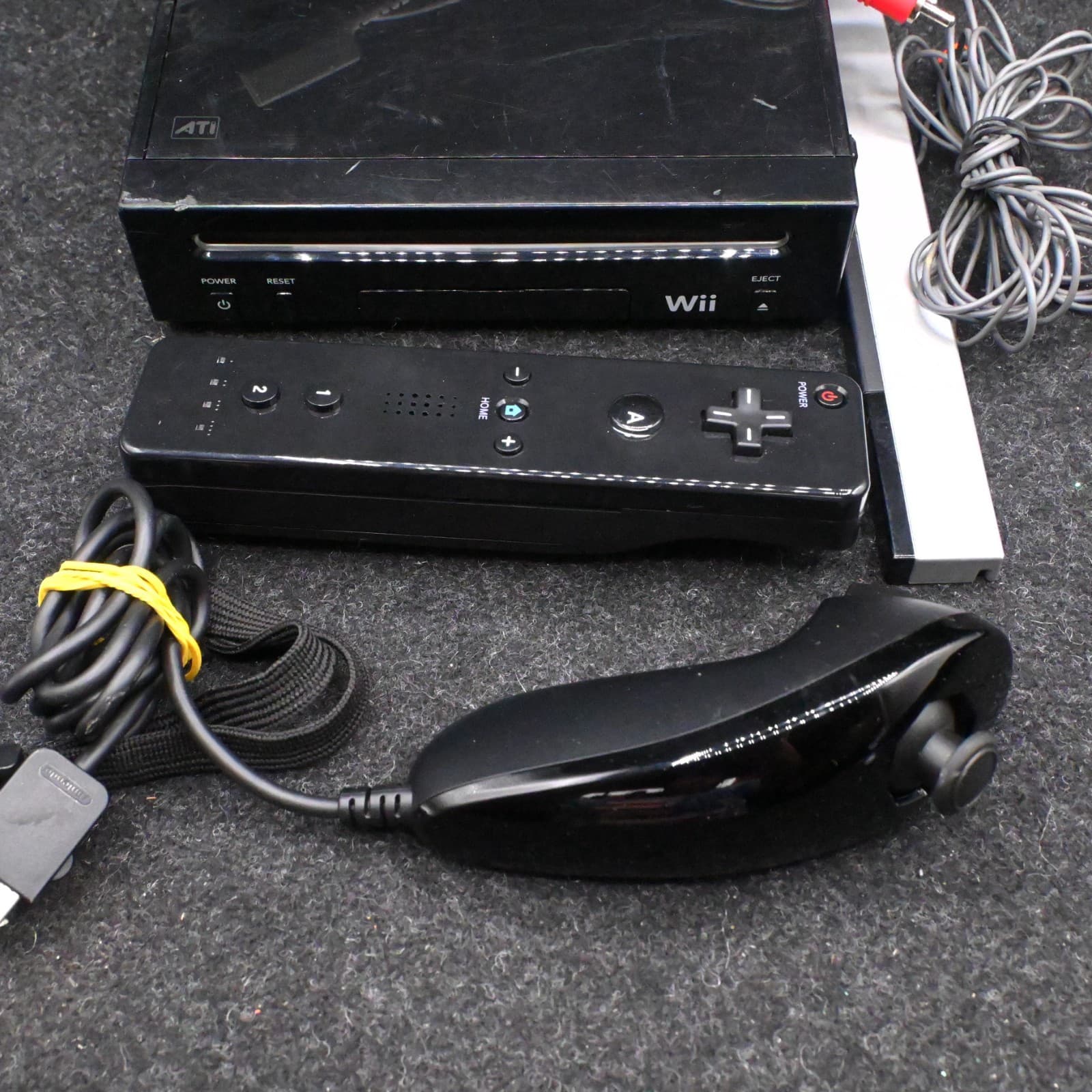 NINTENDO WII BLACK CONSOLE RVL-101 BUNDLE W/ CONTROLLER NUNCHUK SENSOR & CABLES - Thumbnail 2