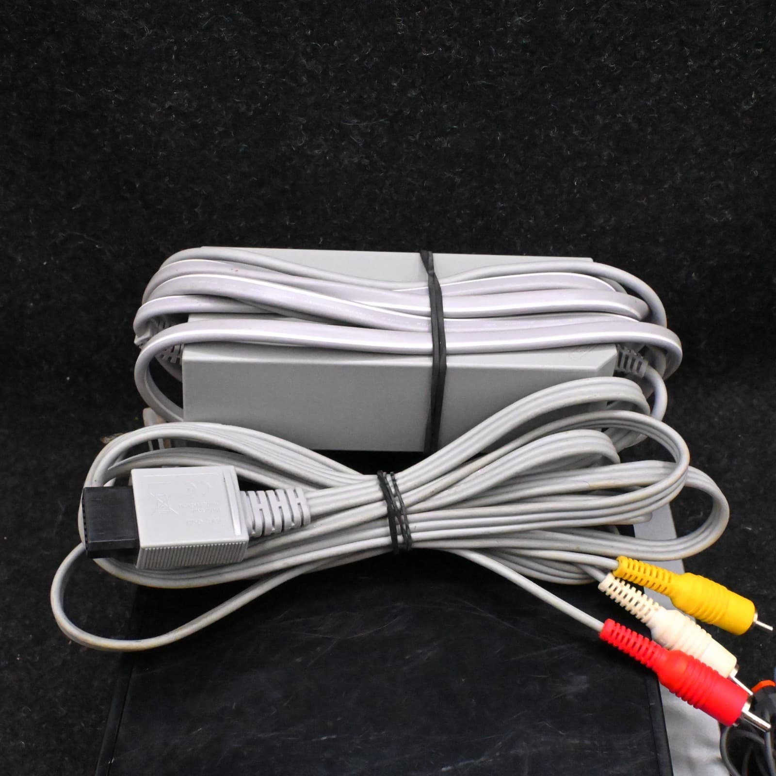 NINTENDO WII BLACK CONSOLE RVL-101 BUNDLE W/ CONTROLLER NUNCHUK SENSOR & CABLES - Thumbnail 4