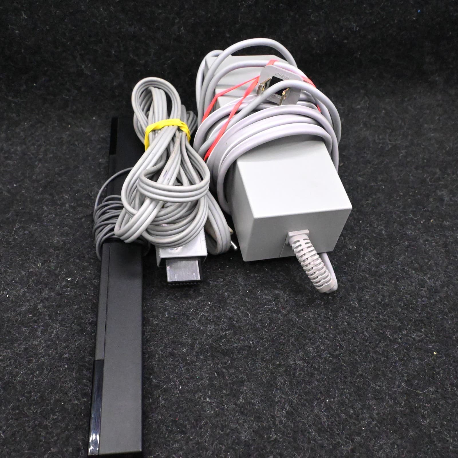 NINTENDO WII BLACK CONSOLE RVL-101 BUNDLE W/ CONTROLLER NUNCHUK SENSOR & CABLES - Thumbnail 3