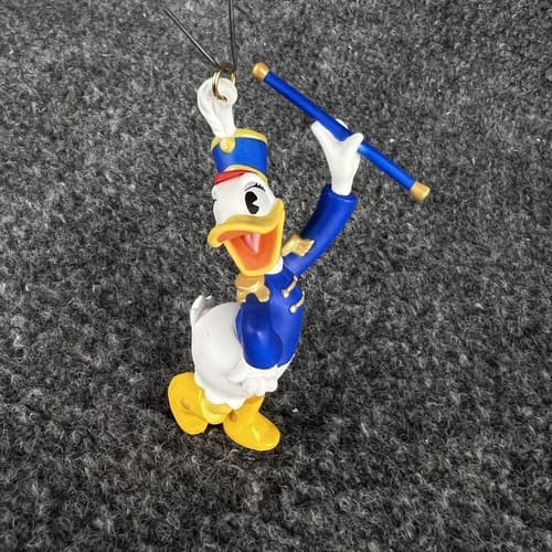 NOS 2000 HALLMARK DISNEY MICKEY'S HOLIDAY PARADE BATON TWIRLER DAISY ORNAMENT - Thumbnail 2