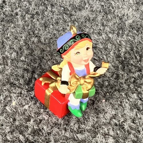 2002 Hallmark Keepsake Ornament Curious The Elf - Collector's Club - Thumbnail 4