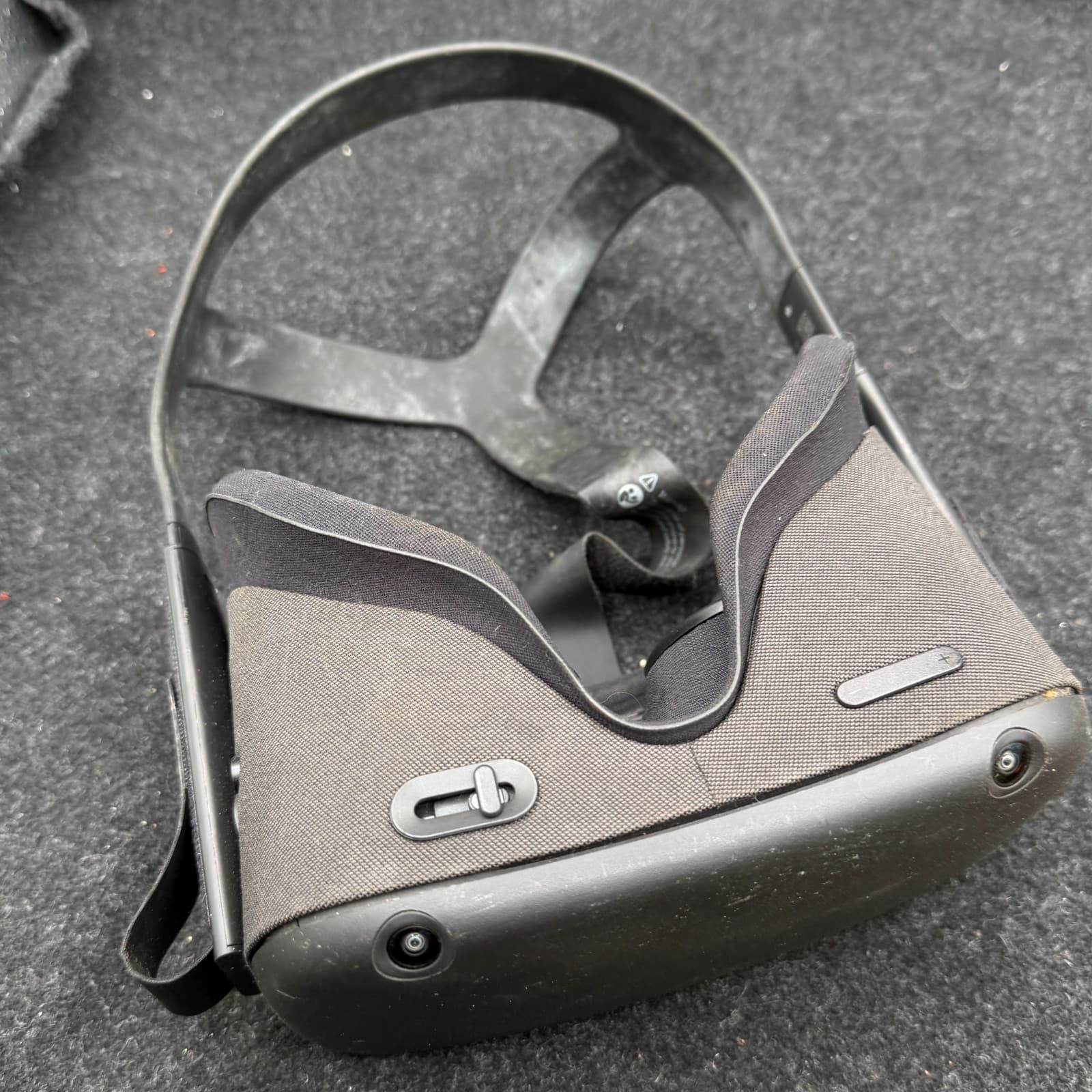 Oculus Quest MH-B Standalone All-In-One VR Gaming Headset Black Built-In Audio - Thumbnail 6