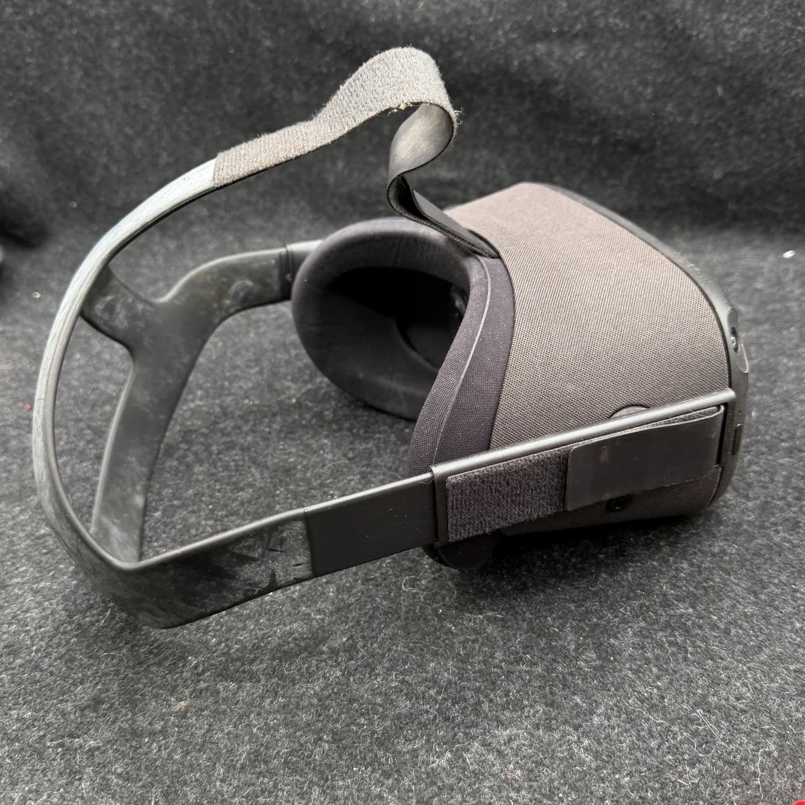 Oculus Quest MH-B Standalone All-In-One VR Gaming Headset Black Built-In Audio - Thumbnail 3