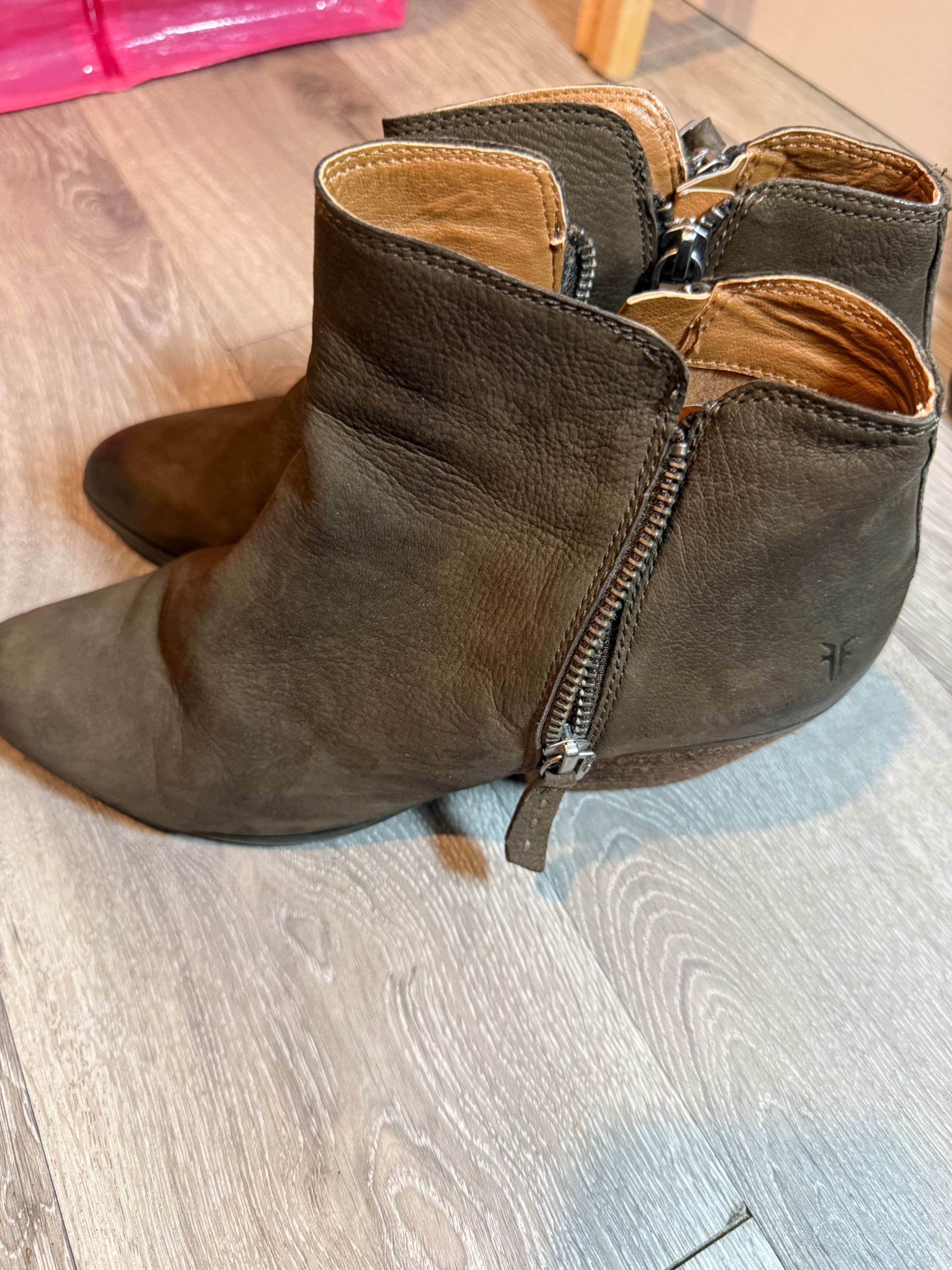 Frye Leather Ankle Boots with Side Zipper 9M - Thumbnail 2