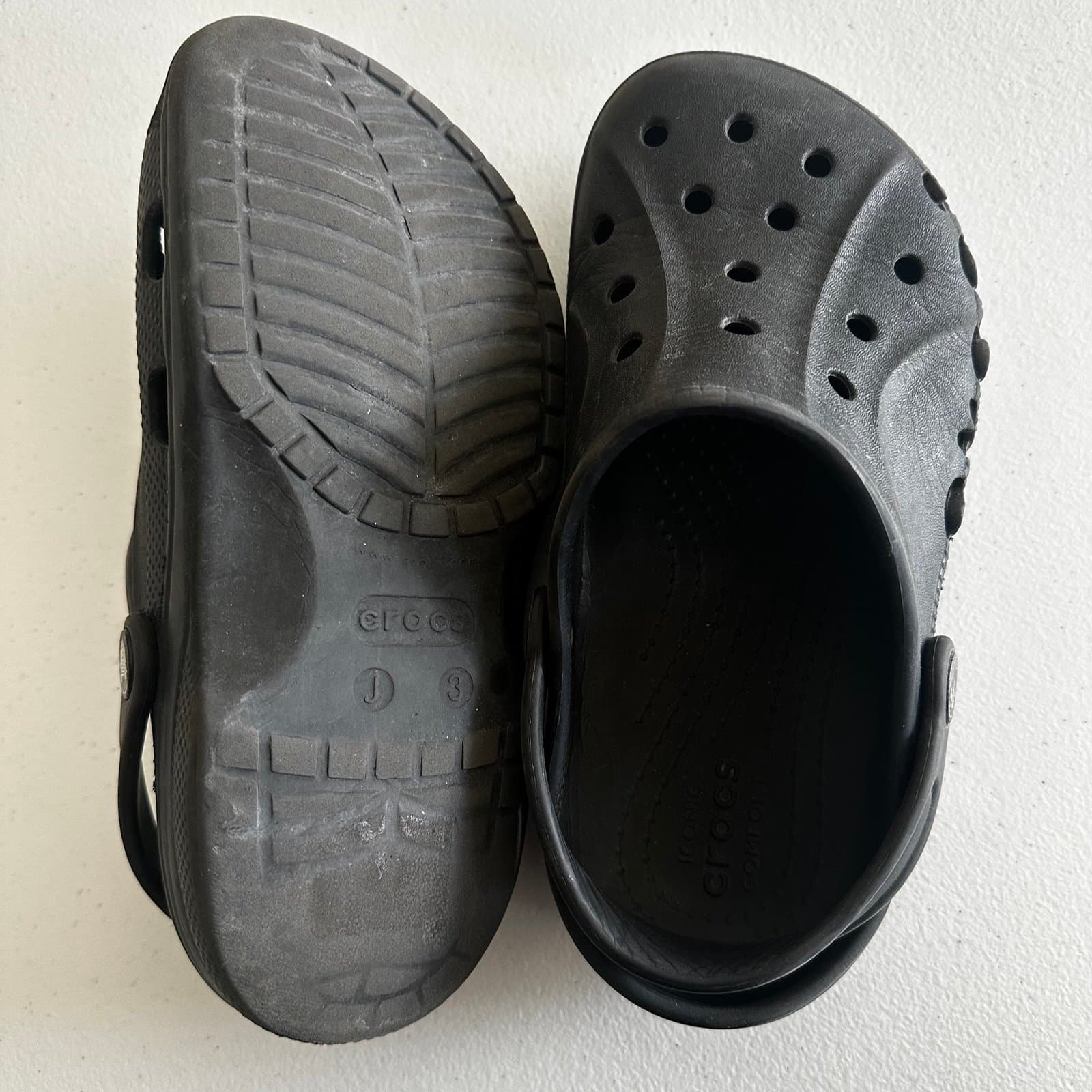 Crocs Kids Sz 3 Black gently used - Thumbnail 4