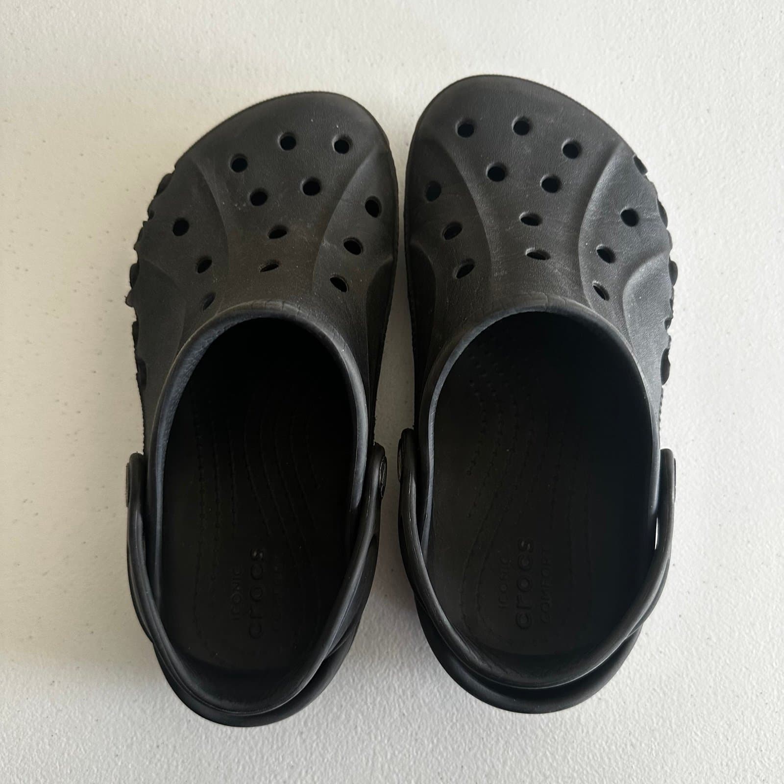 Crocs Kids Sz 3 Black gently used - Thumbnail 3