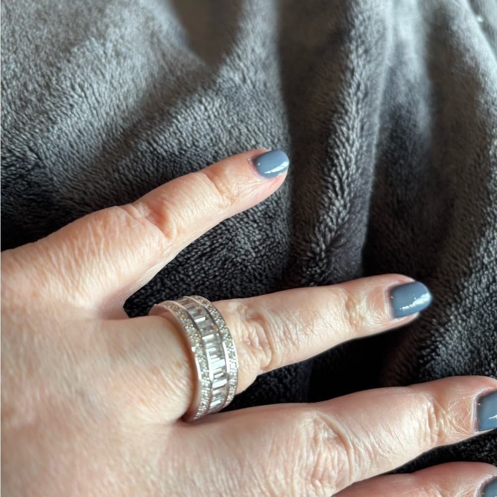 Beautiful Sterling Silver Ring with Clear Stones - Size 8 - Thumbnail 3
