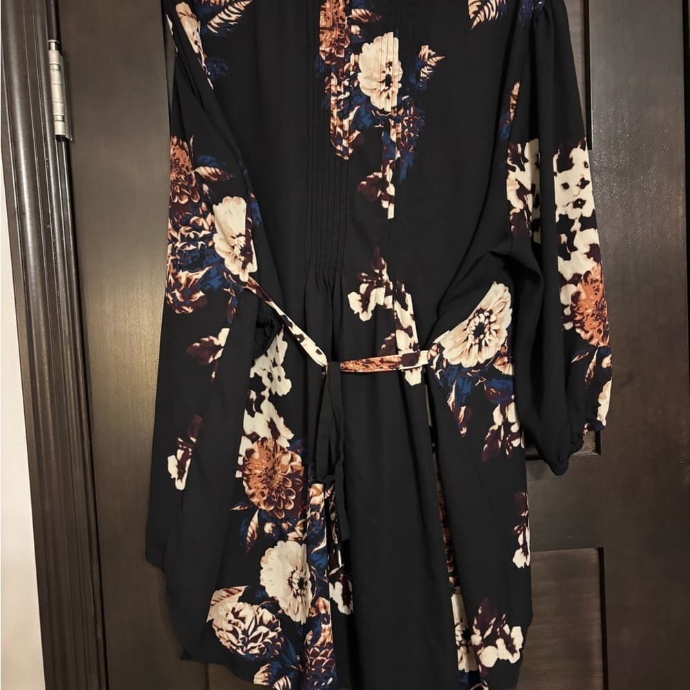 EUC Melissa McCarthy Black Floral Tunic Blouse 2x - Thumbnail 3