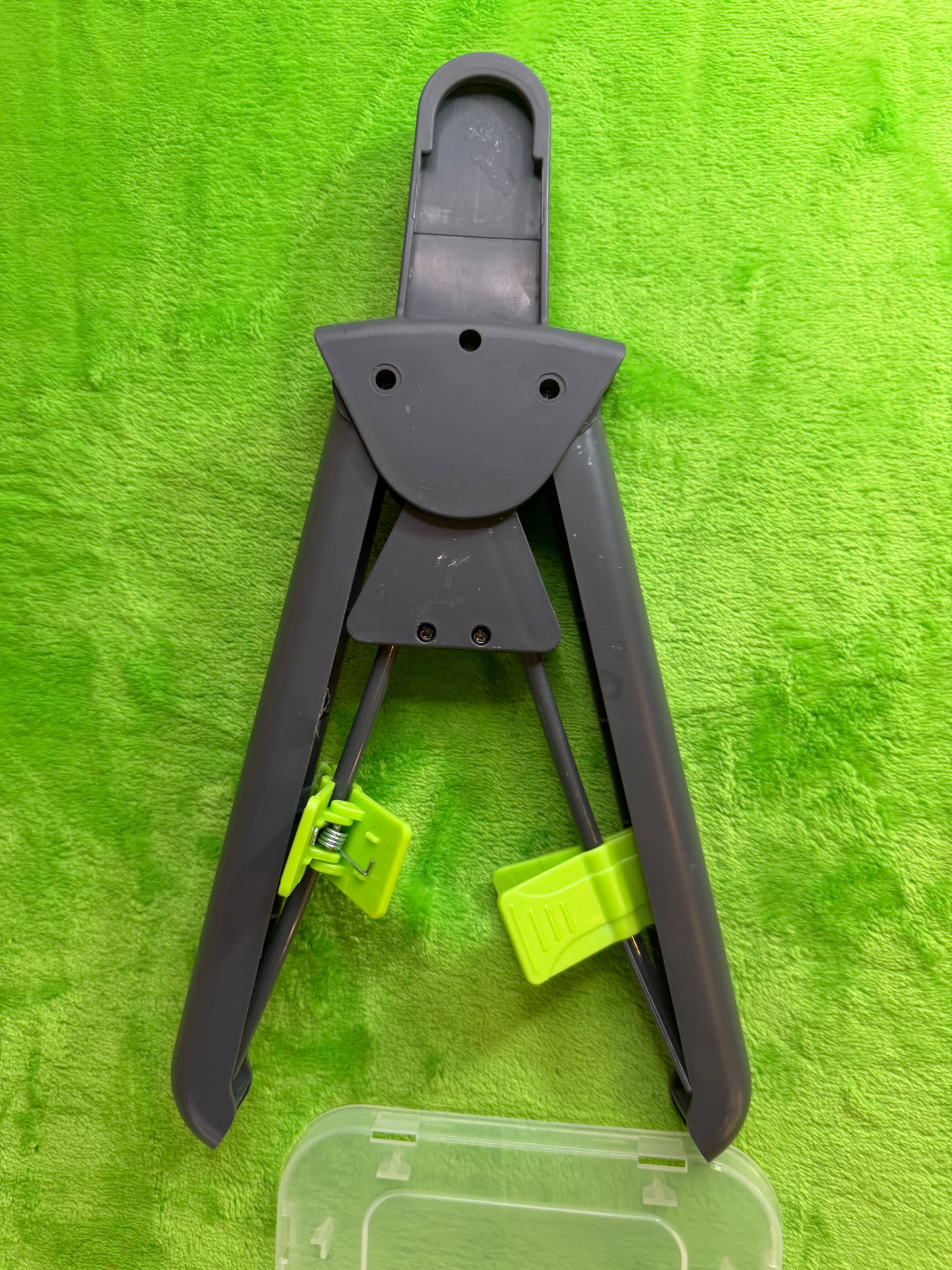 Steamfast SF-547 Replacement Garment Hanger w/ 2 Clips Dark Gray - Thumbnail 4