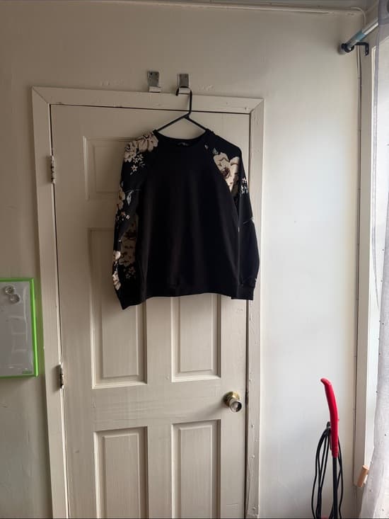 SHEIN Black Crewneck Sweatshirt with Cream Floral Raglan Sleeves - Thumbnail 3