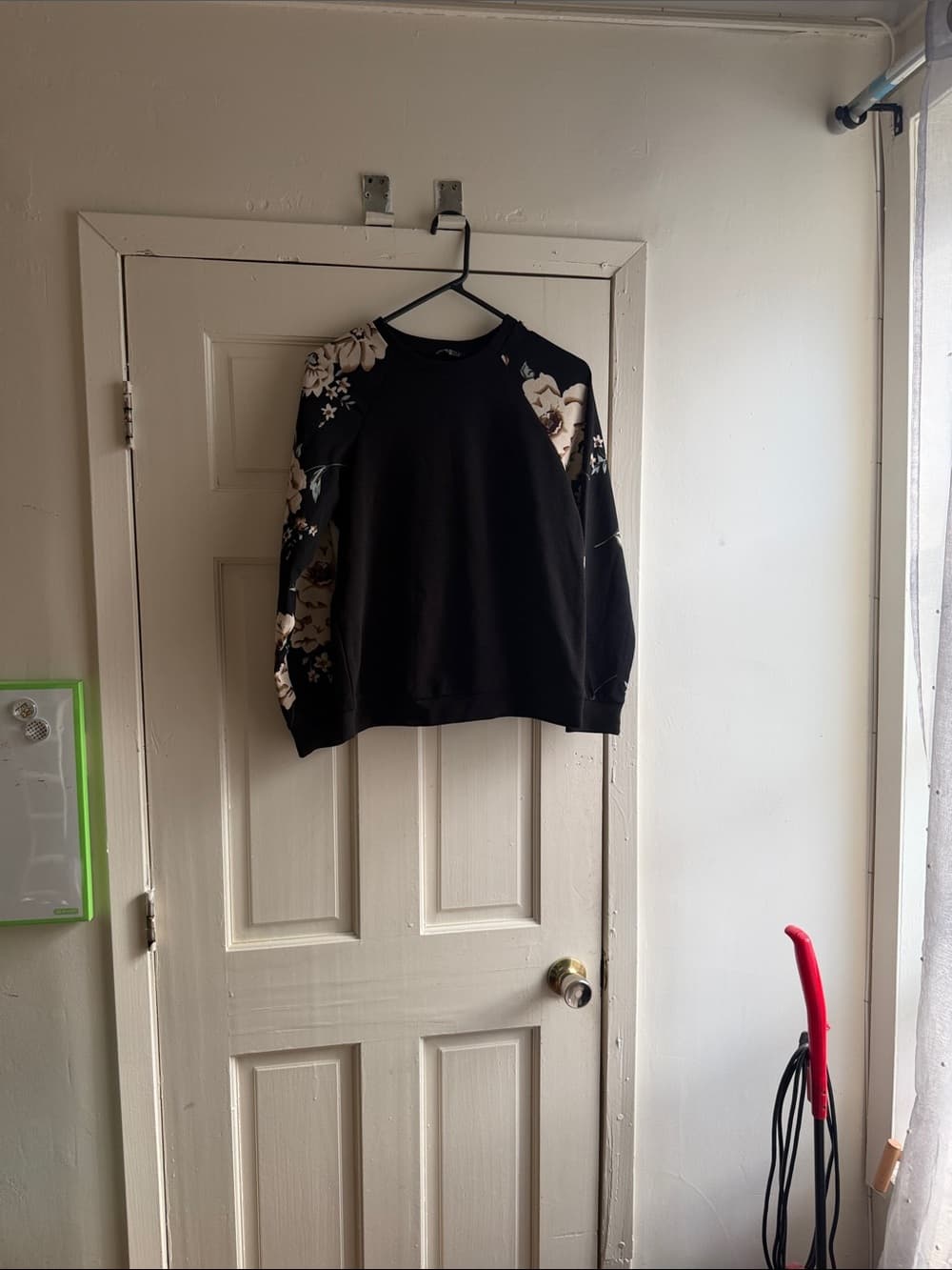 SHEIN Black Crewneck Sweatshirt with Cream Floral Raglan Sleeves - Thumbnail 2