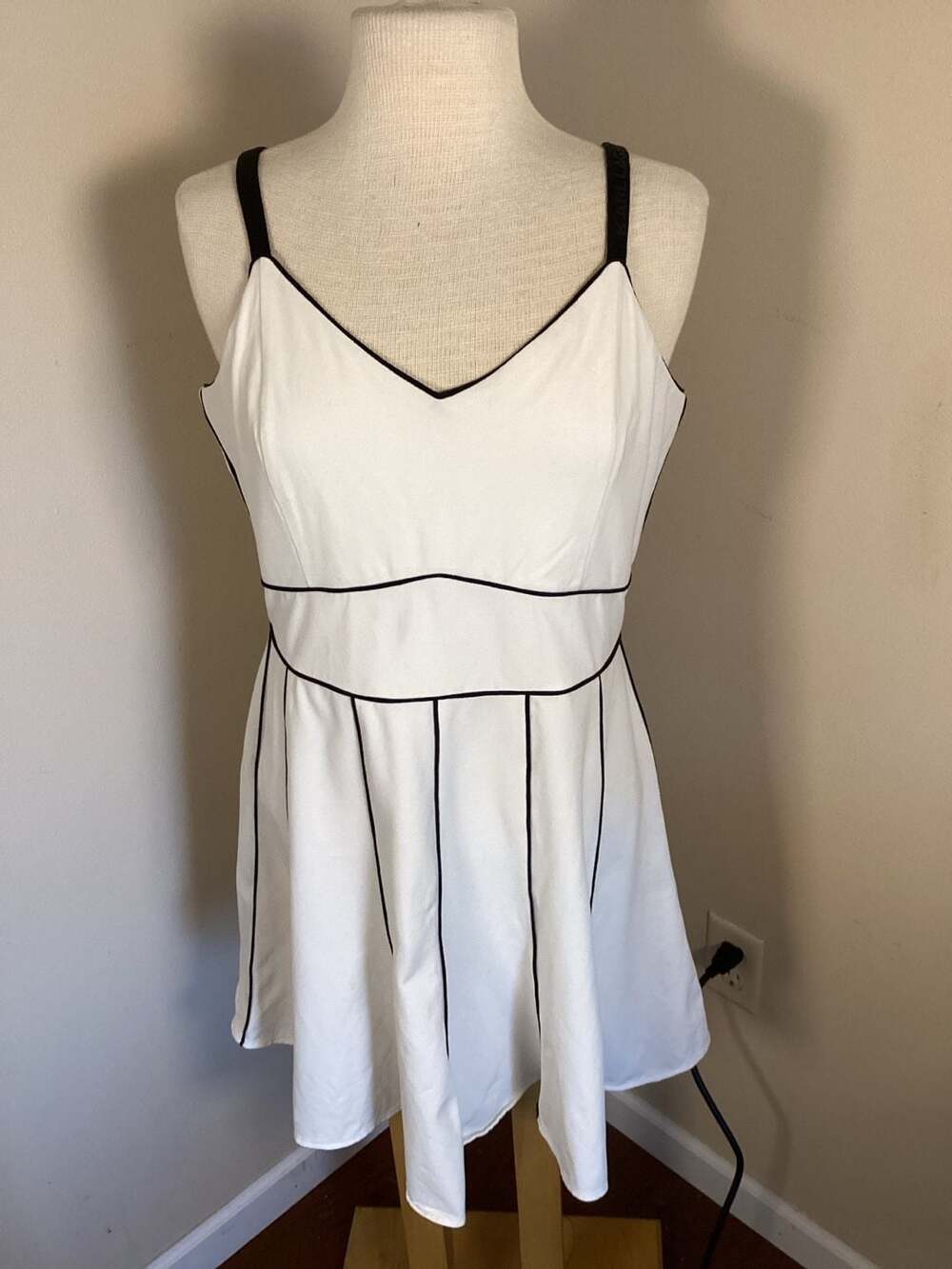 Karl Lagerfeld Paris Women's Tipped Tennis Dress with Contrast Piping - Thumbnail 3
