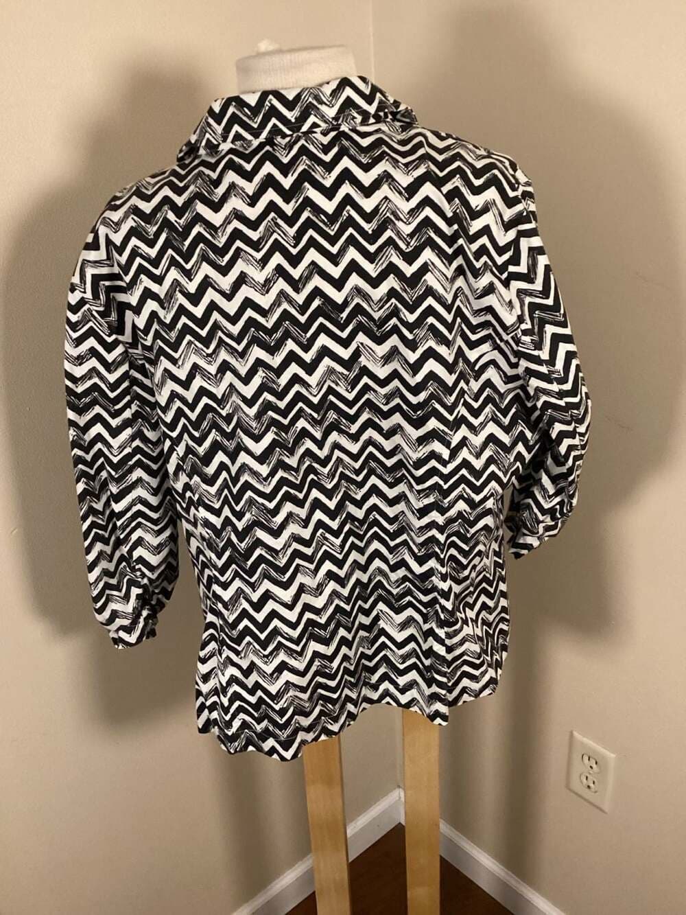 Chico's Black and White Chevron Print Open Front Ruched Sleeve Blazer - Thumbnail 2