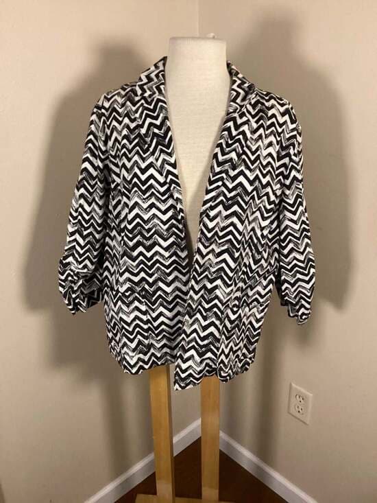 Chico's Black and White Chevron Print Open Front Ruched Sleeve Blazer - Thumbnail 4