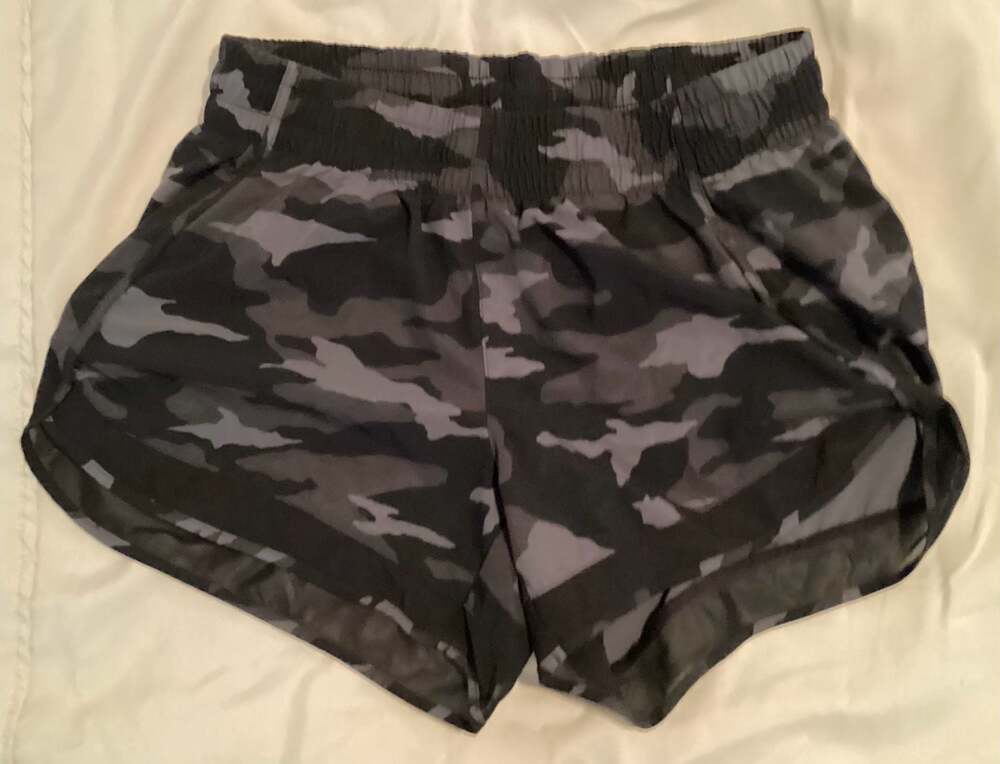 Athleta Printed Mesh Racer Run 4" Camo Shorts Size S - Thumbnail 2