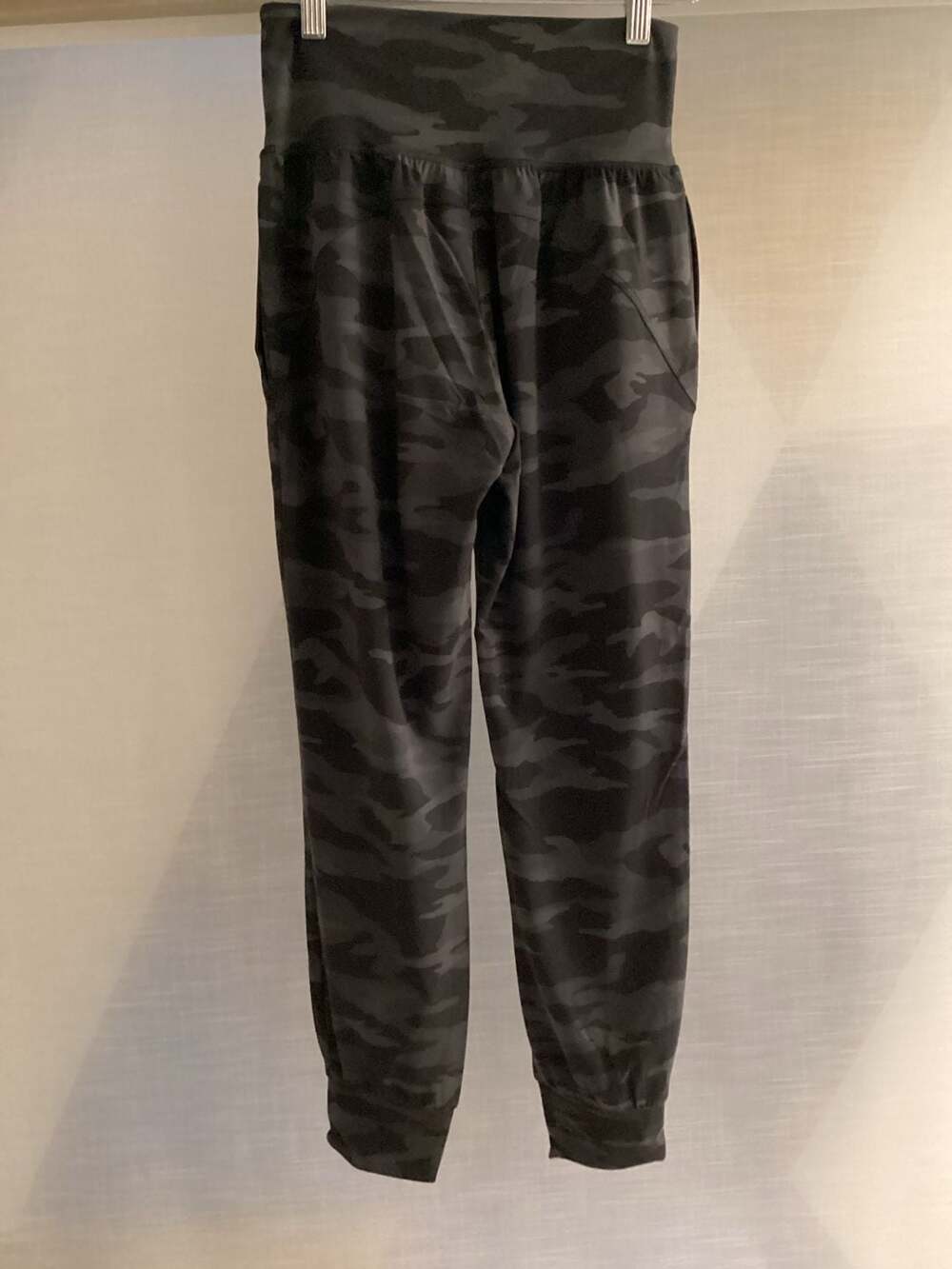 Athleta Salutation Camo Jogger Black Gray Camouflage High Rise Pants Size XS - Thumbnail 2