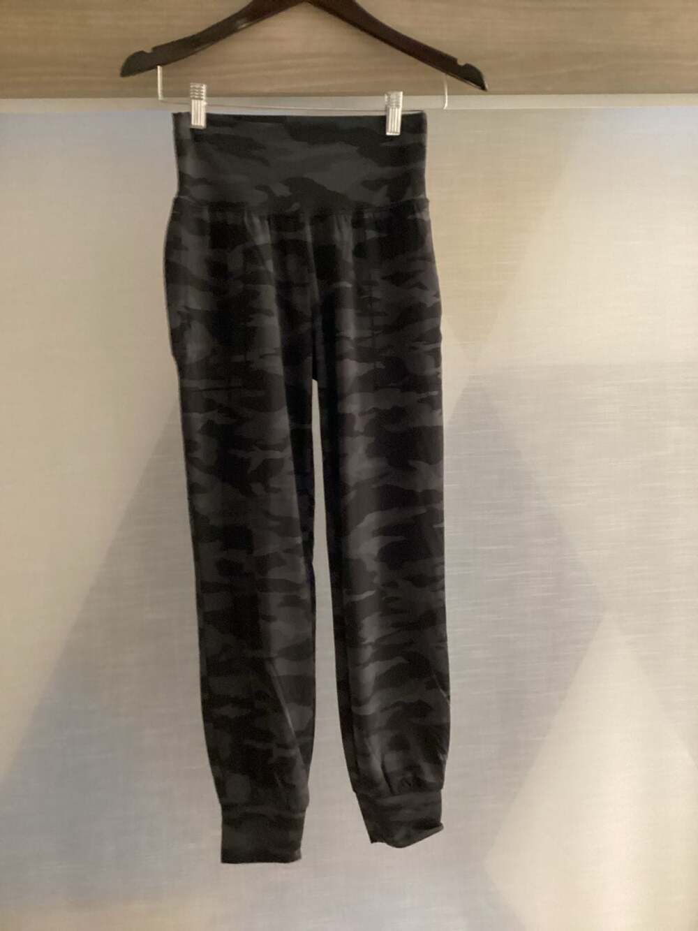 Athleta Salutation Camo Jogger Black Gray Camouflage High Rise Pants Size XS - Thumbnail 3