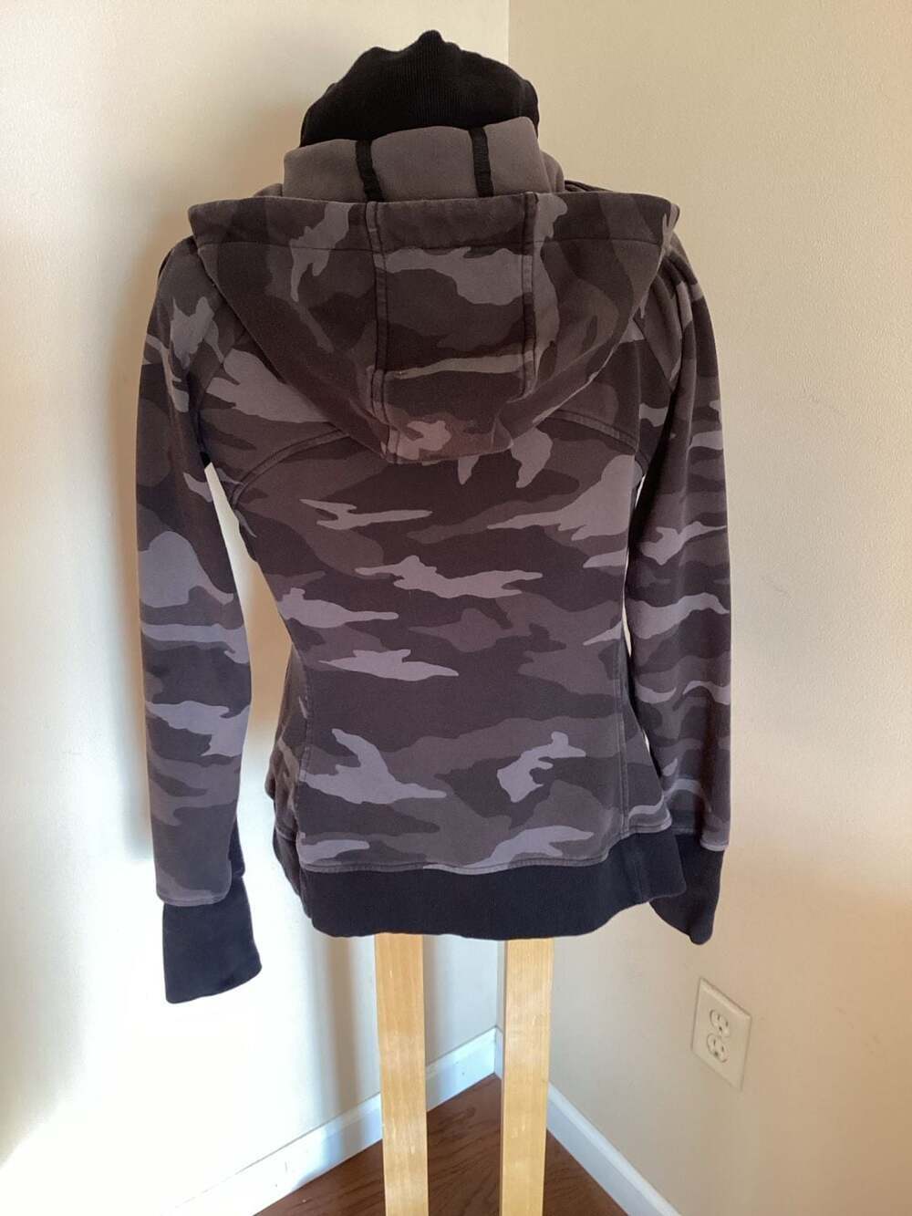 Athleta Triumph Full Zip Camo Hoodie Sweatshirt Jacket Charcoal Grey Size Medium - Thumbnail 2