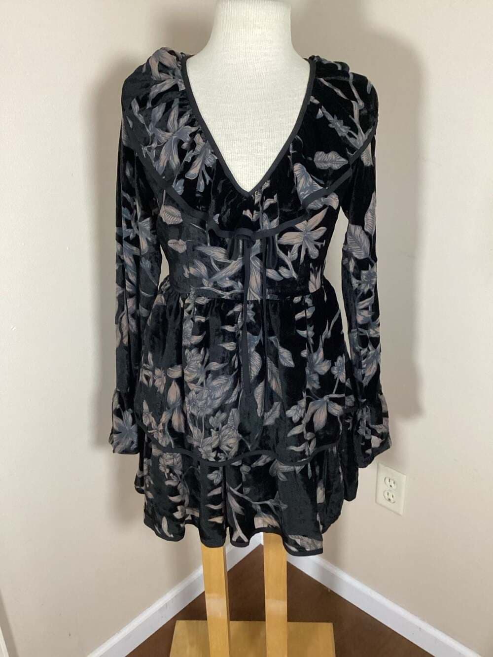 Jacquie The Label Size S Black Floral Velvet Tiered Mini Dress - Thumbnail 4