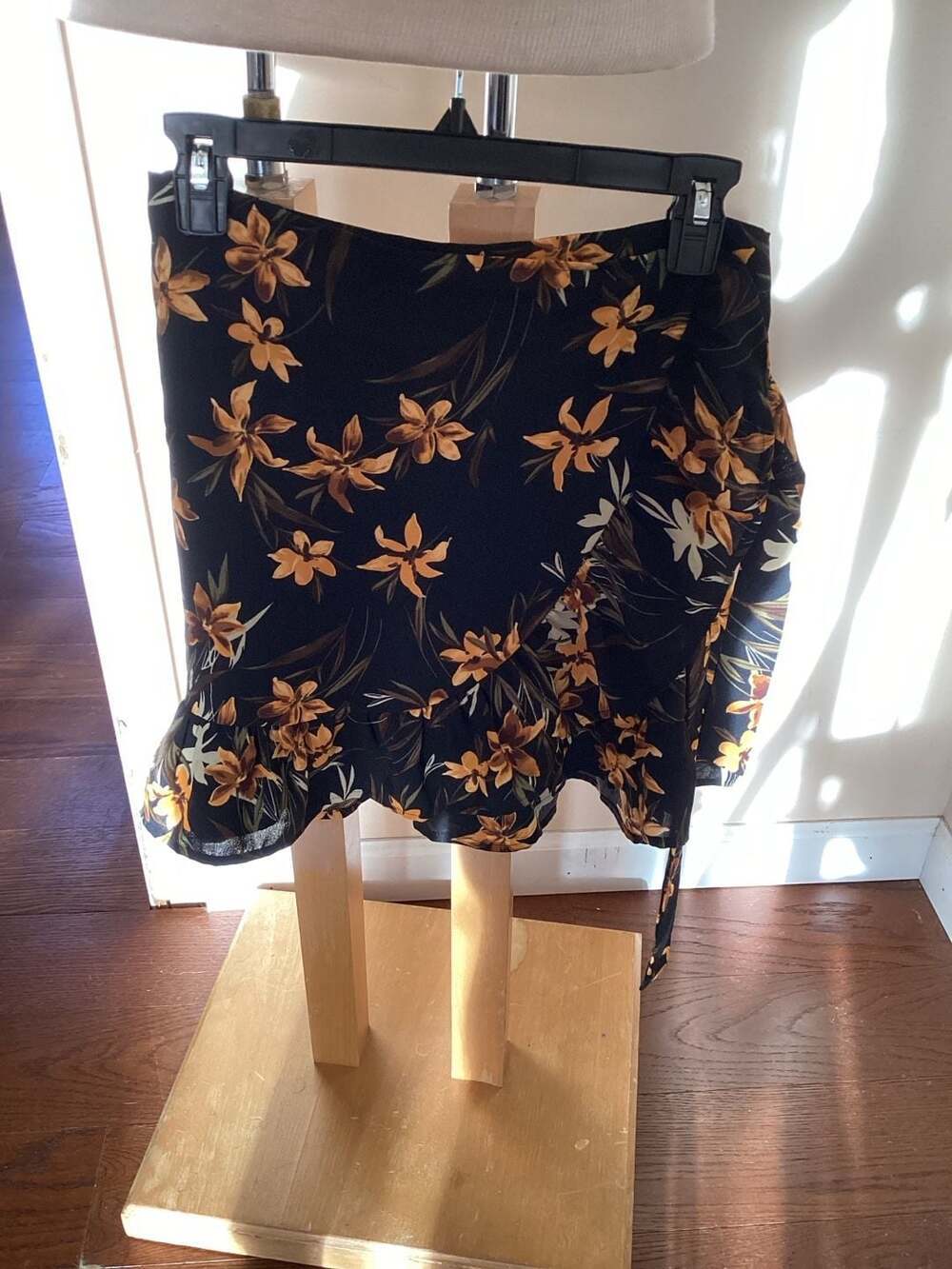 Pink Lily Two-Piece Black and Yellow Floral Crop Top and Ruffle Mini Skirt Set - Thumbnail 2