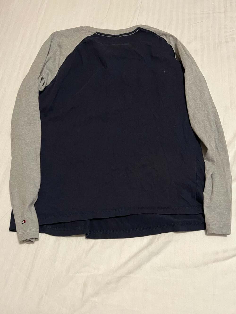 Tommy Hilfiger Boys Navy & Grey Raglan Long Sleeve Graphic T-Shirt Size XL (20) - Thumbnail 2