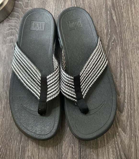 FitFlop Women's Black and White Striped Thong Sandals Size US 9 - Thumbnail 6