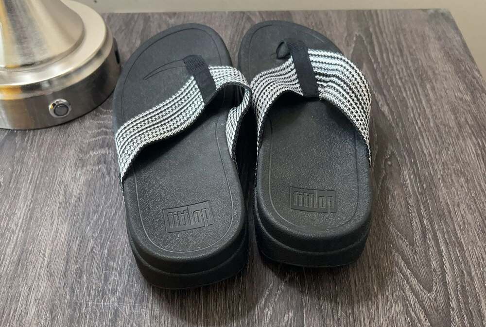 FitFlop Women's Black and White Striped Thong Sandals Size US 9 - Thumbnail 4