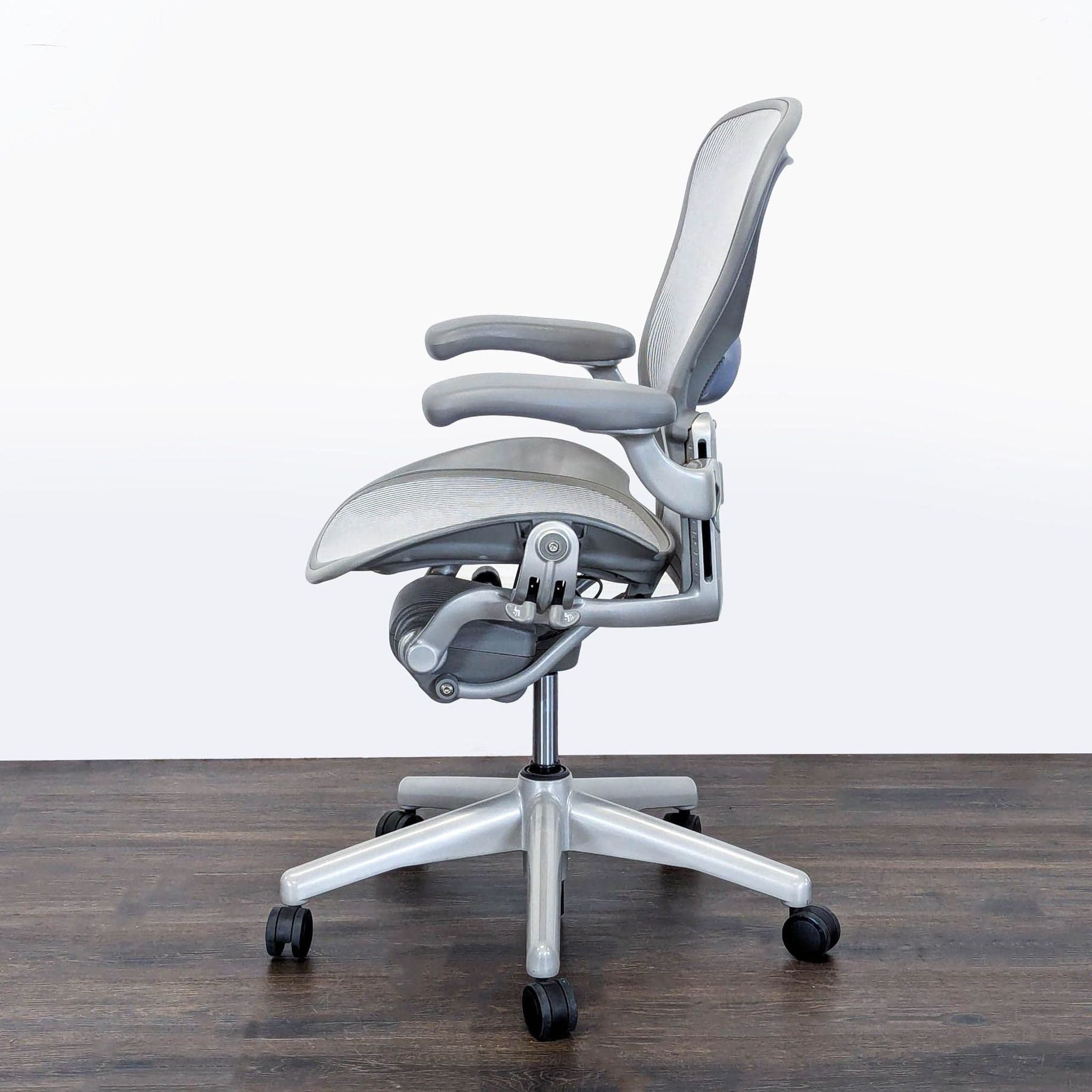 Herman Miller Aeron Ergonomic Office Chair - Light Gray Mesh (Size B) - Thumbnail 5