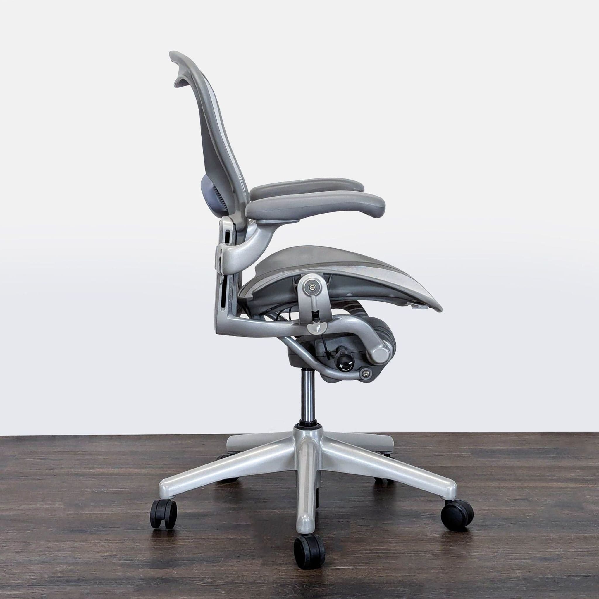 Herman Miller Aeron Ergonomic Office Chair - Light Gray Mesh (Size B) - Thumbnail 3