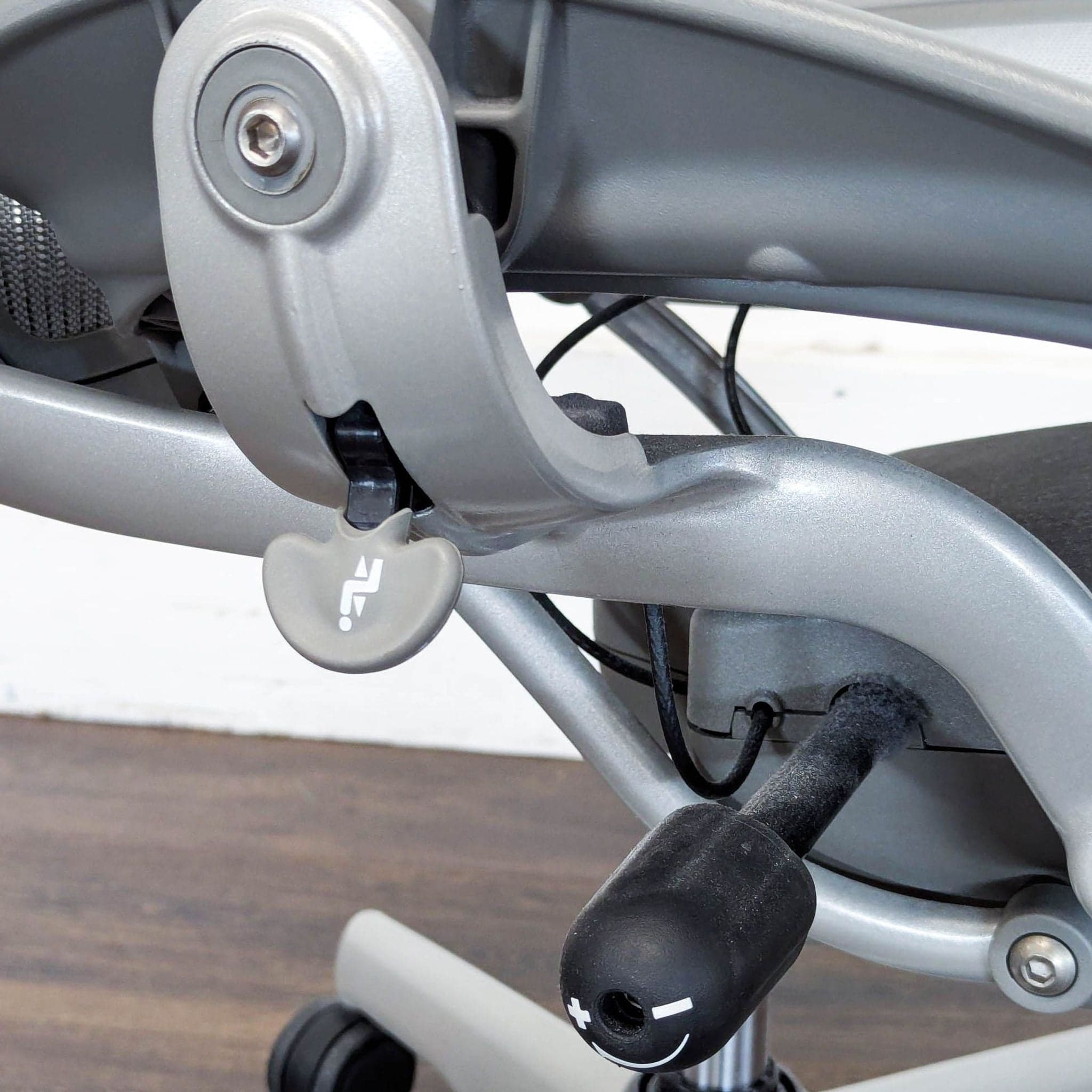 Herman Miller Aeron Ergonomic Office Chair - Light Gray Mesh (Size B) - Thumbnail 7