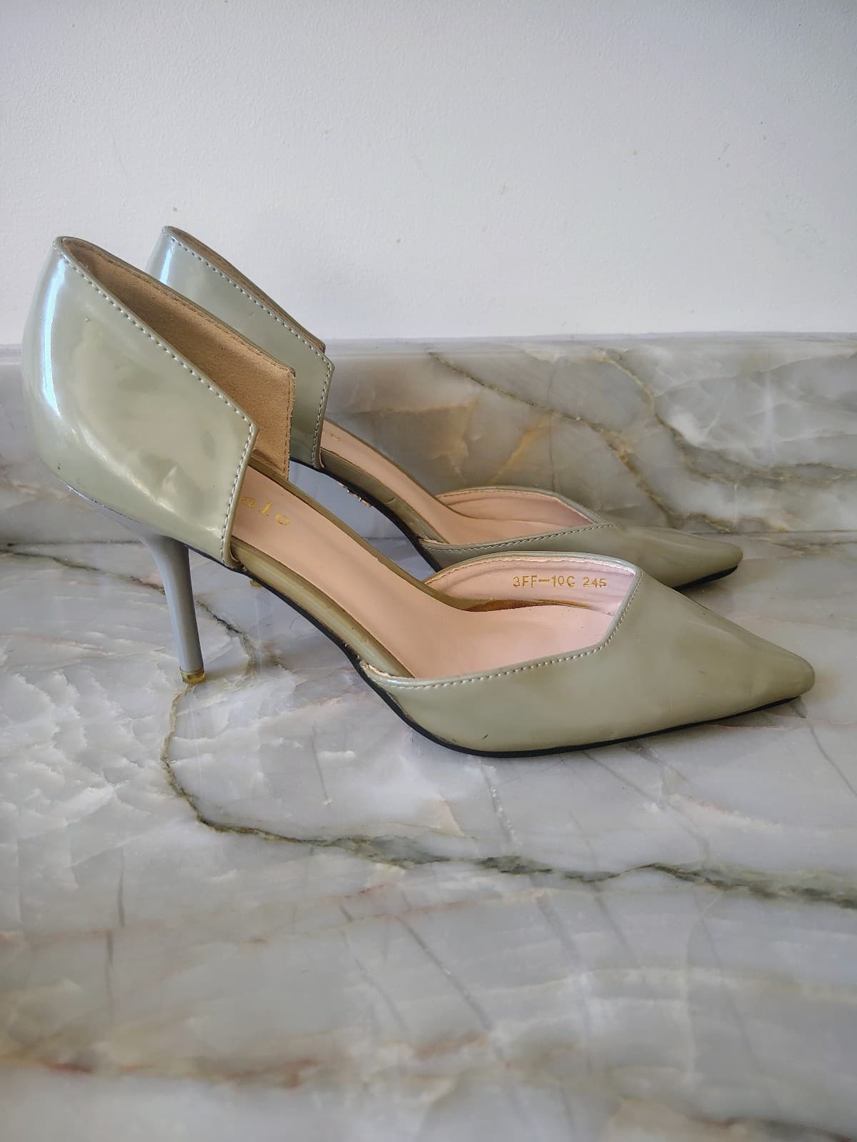 MANSBALE Rare Sage Green Patent Slingback Pointed Toe Stiletto Heels: SZ 7.5 - Thumbnail 4