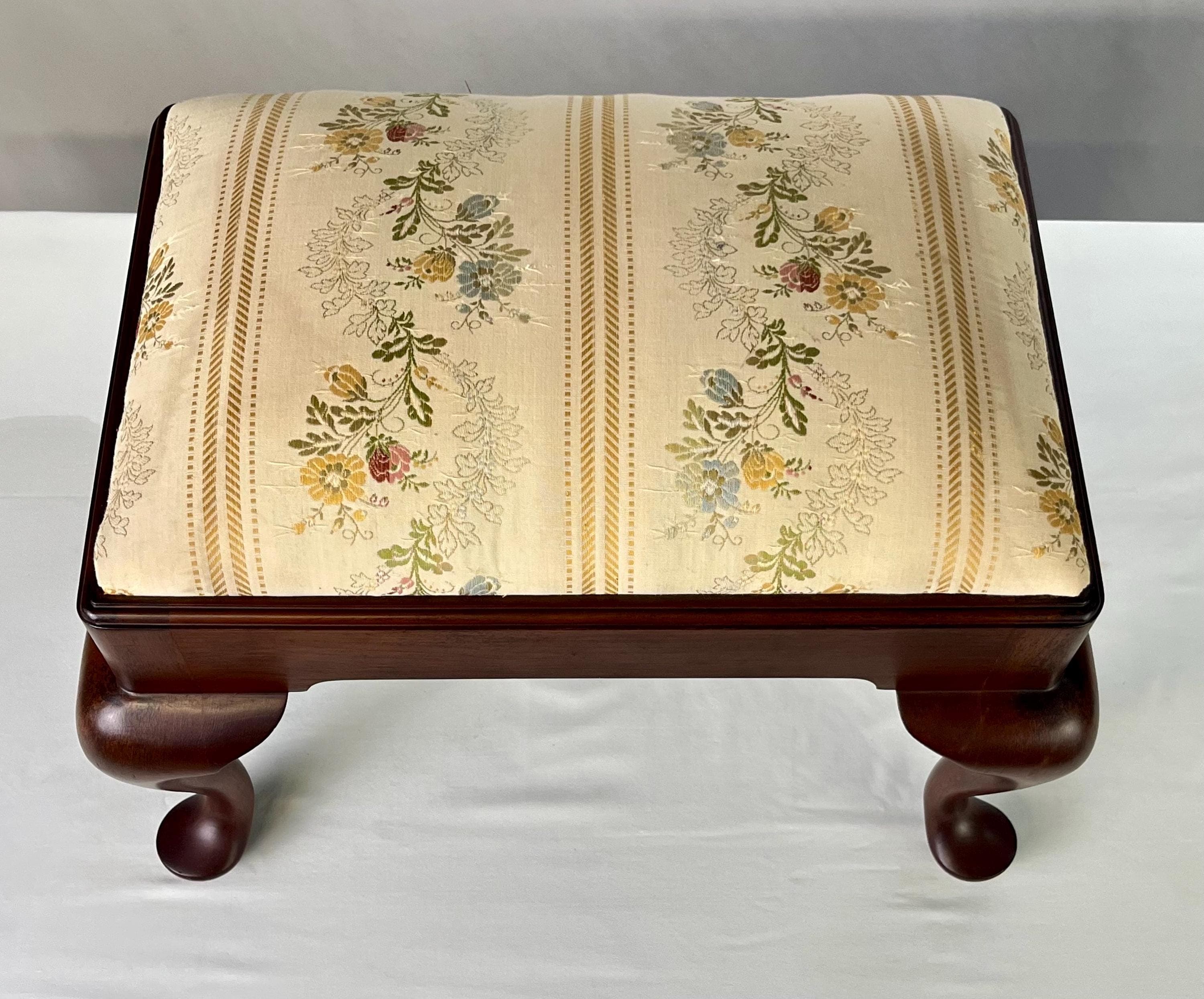 Henkel Harris Attributed Queen Anne Style Mahogany Footstool - Thumbnail 13
