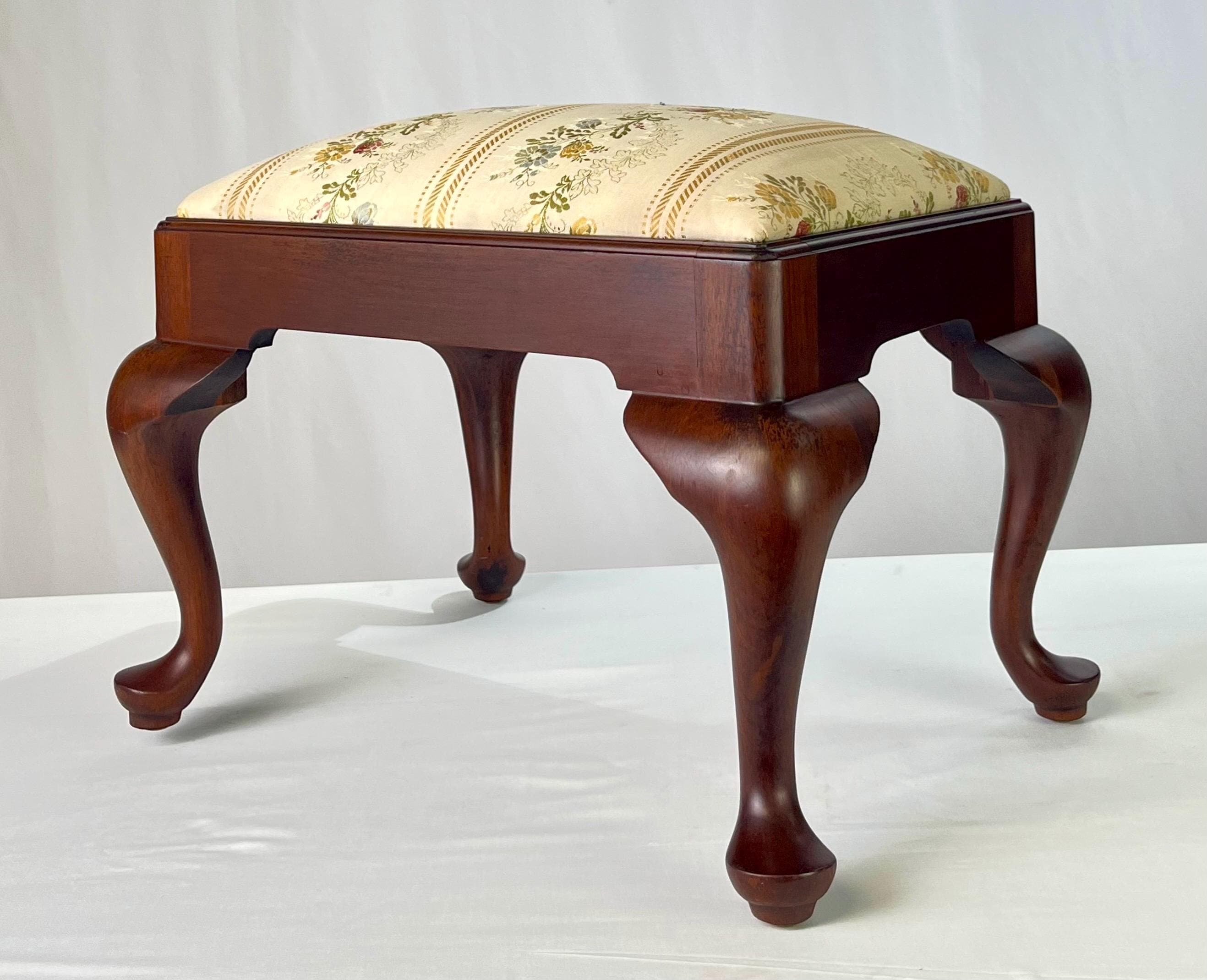 Henkel Harris Attributed Queen Anne Style Mahogany Footstool - Thumbnail 4