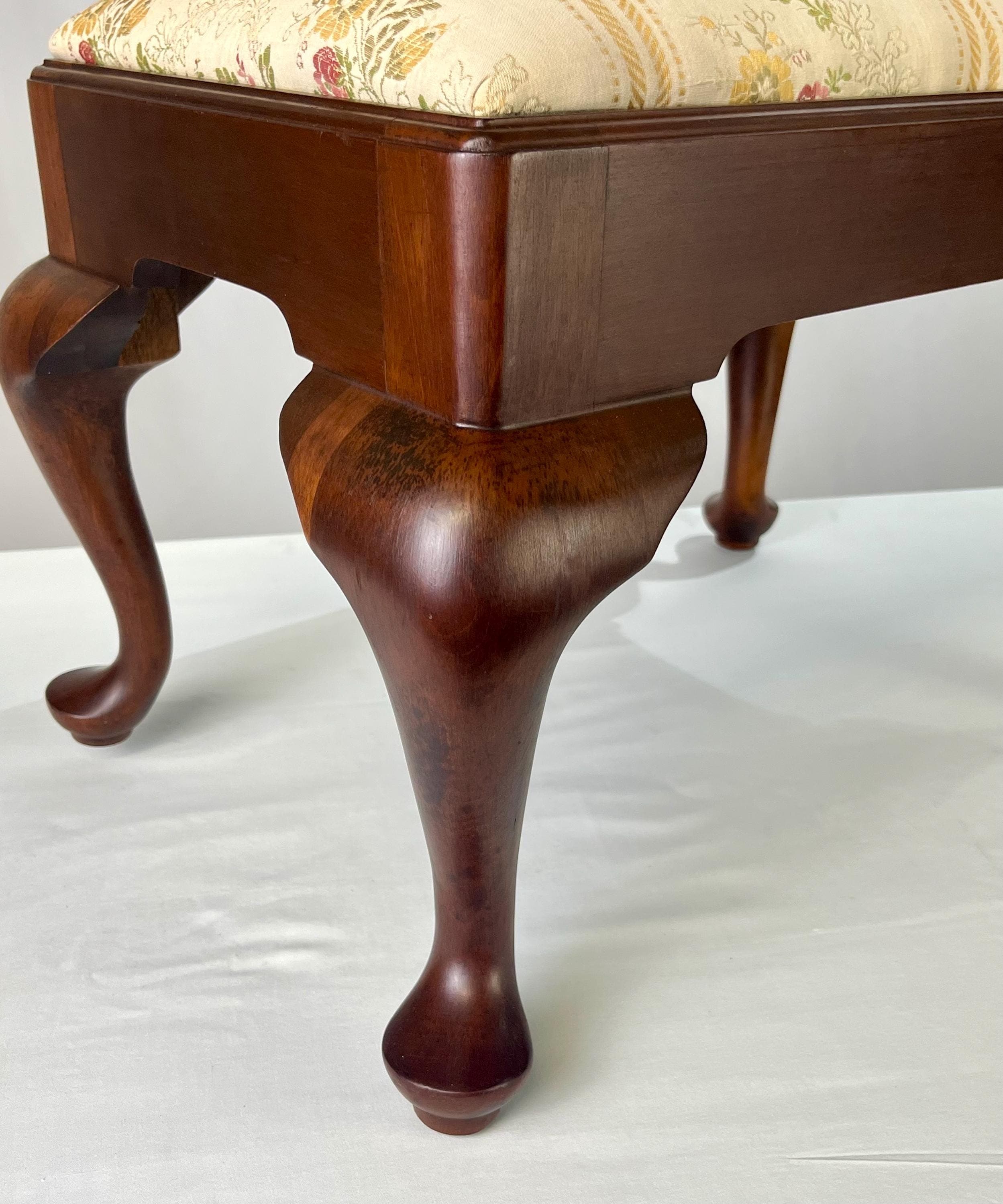 Henkel Harris Attributed Queen Anne Style Mahogany Footstool - Thumbnail 6