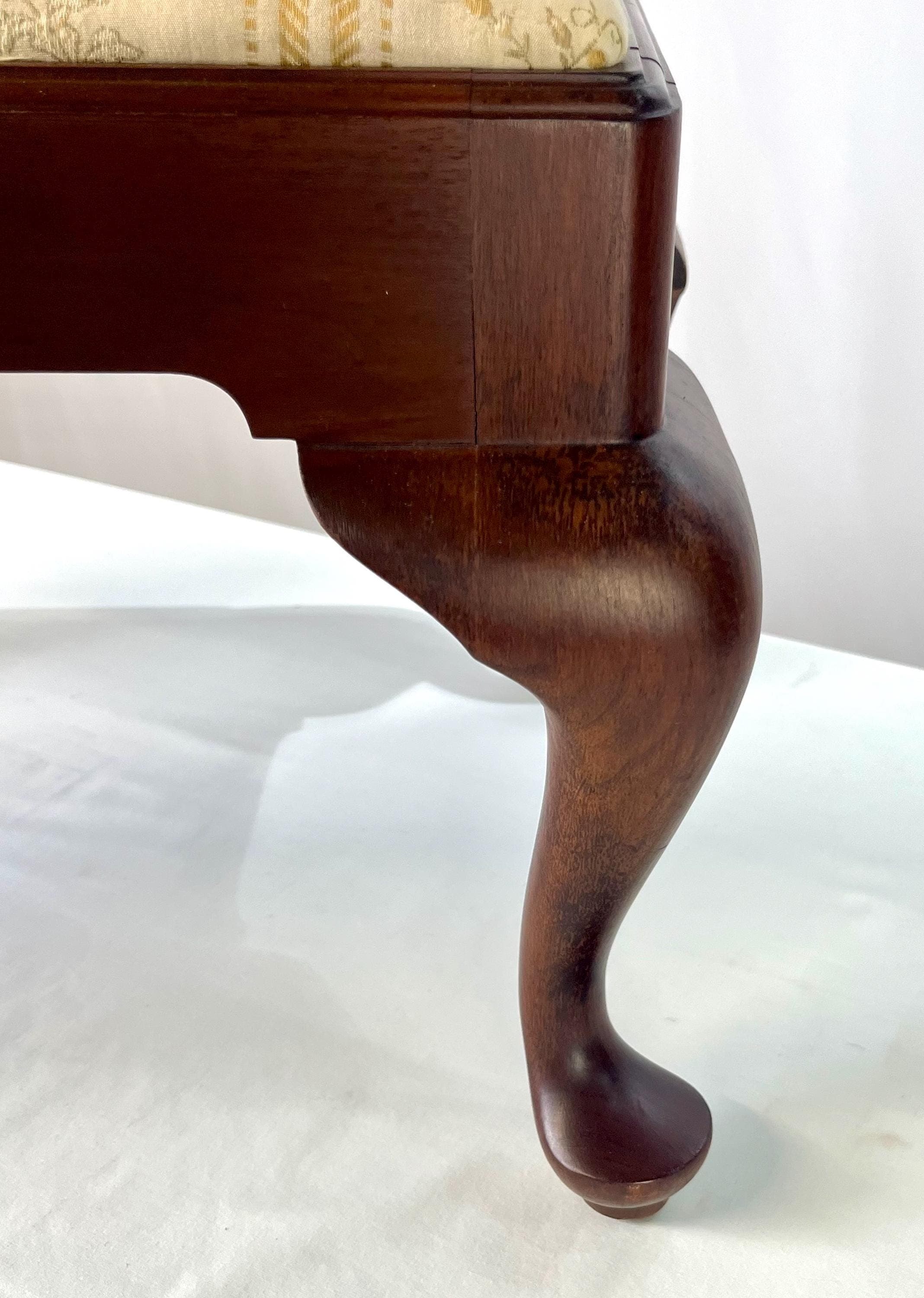 Henkel Harris Attributed Queen Anne Style Mahogany Footstool - Thumbnail 9