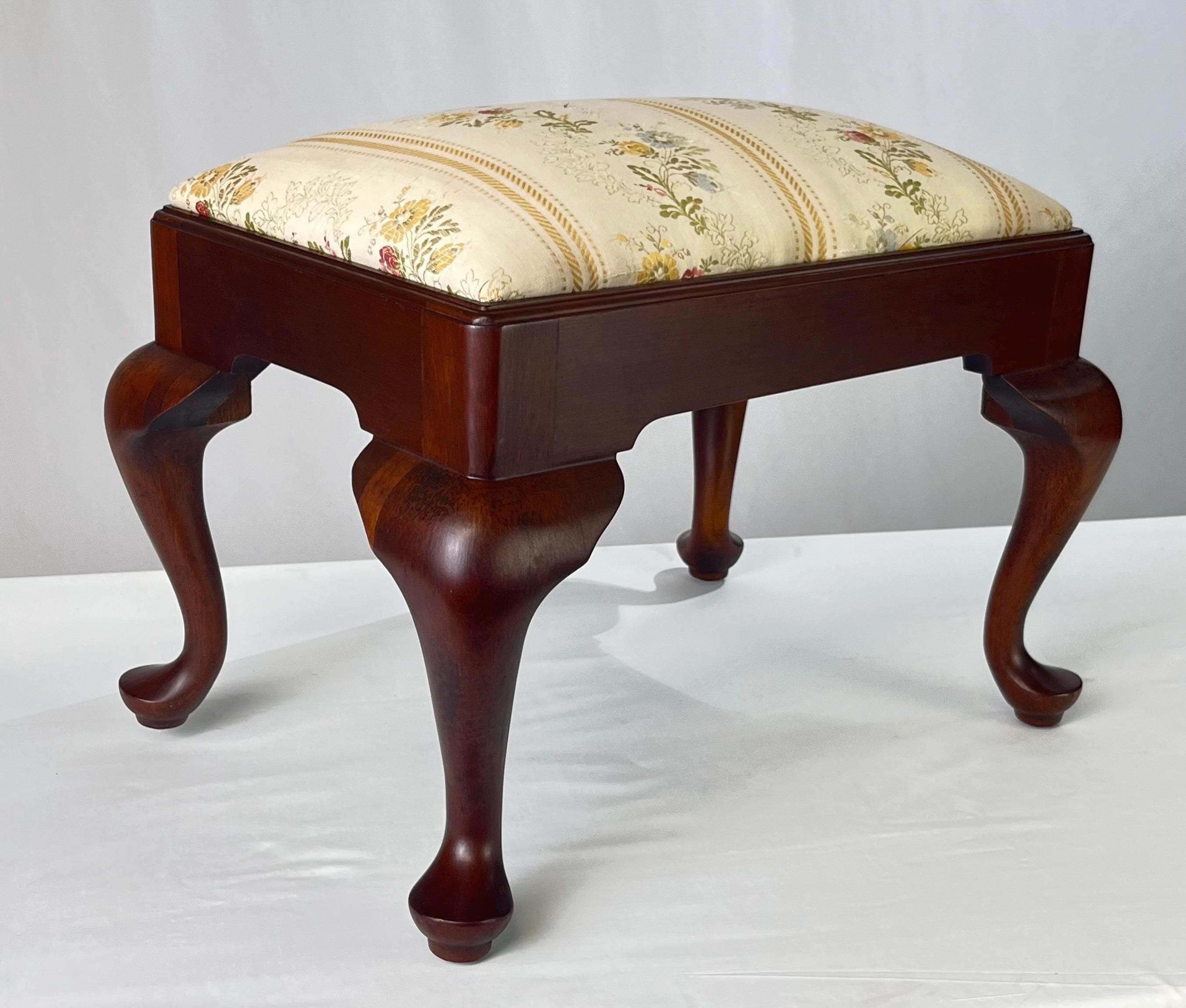 Henkel Harris Attributed Queen Anne Style Mahogany Footstool - Thumbnail 7