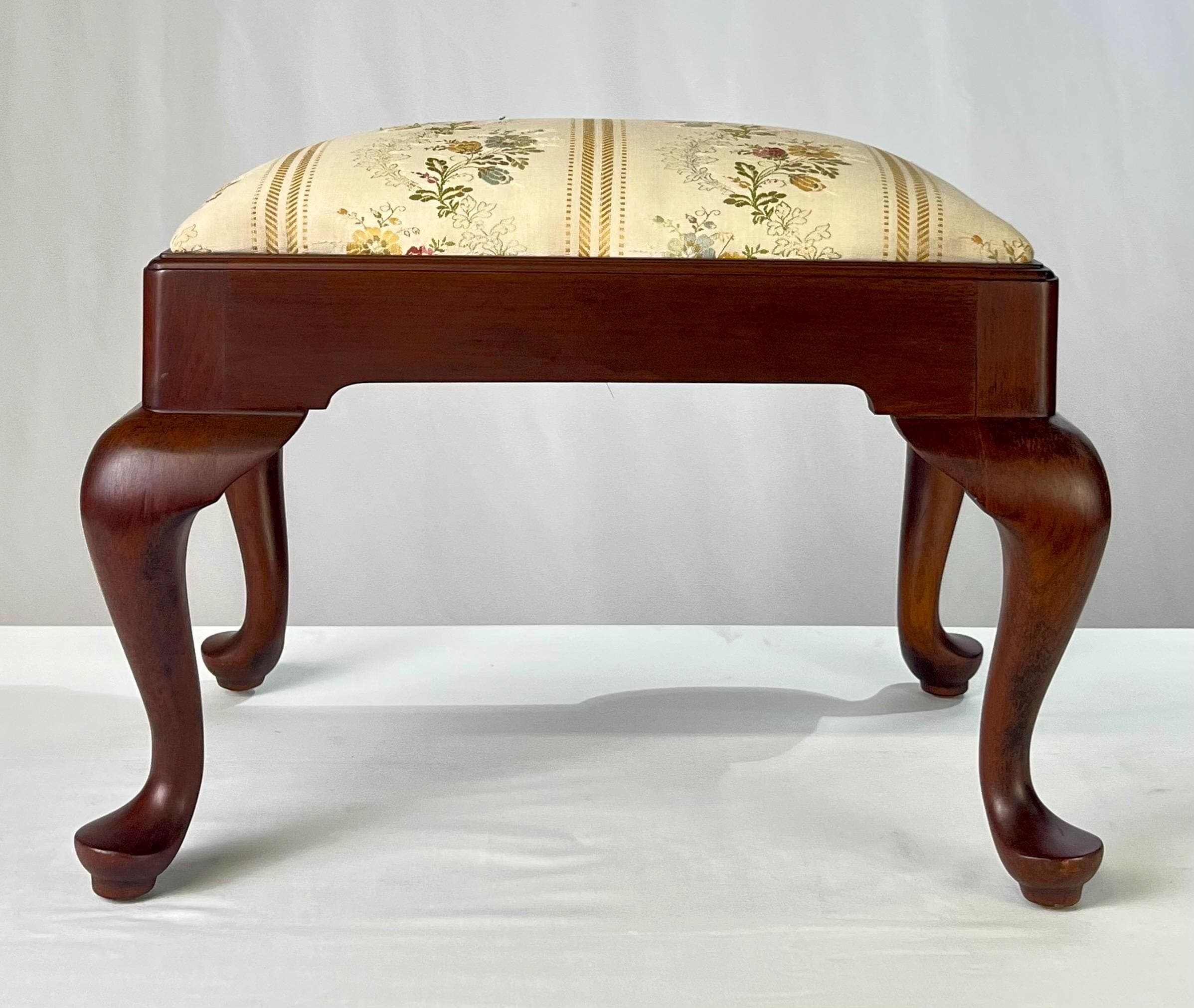 Henkel Harris Attributed Queen Anne Style Mahogany Footstool - Thumbnail 10