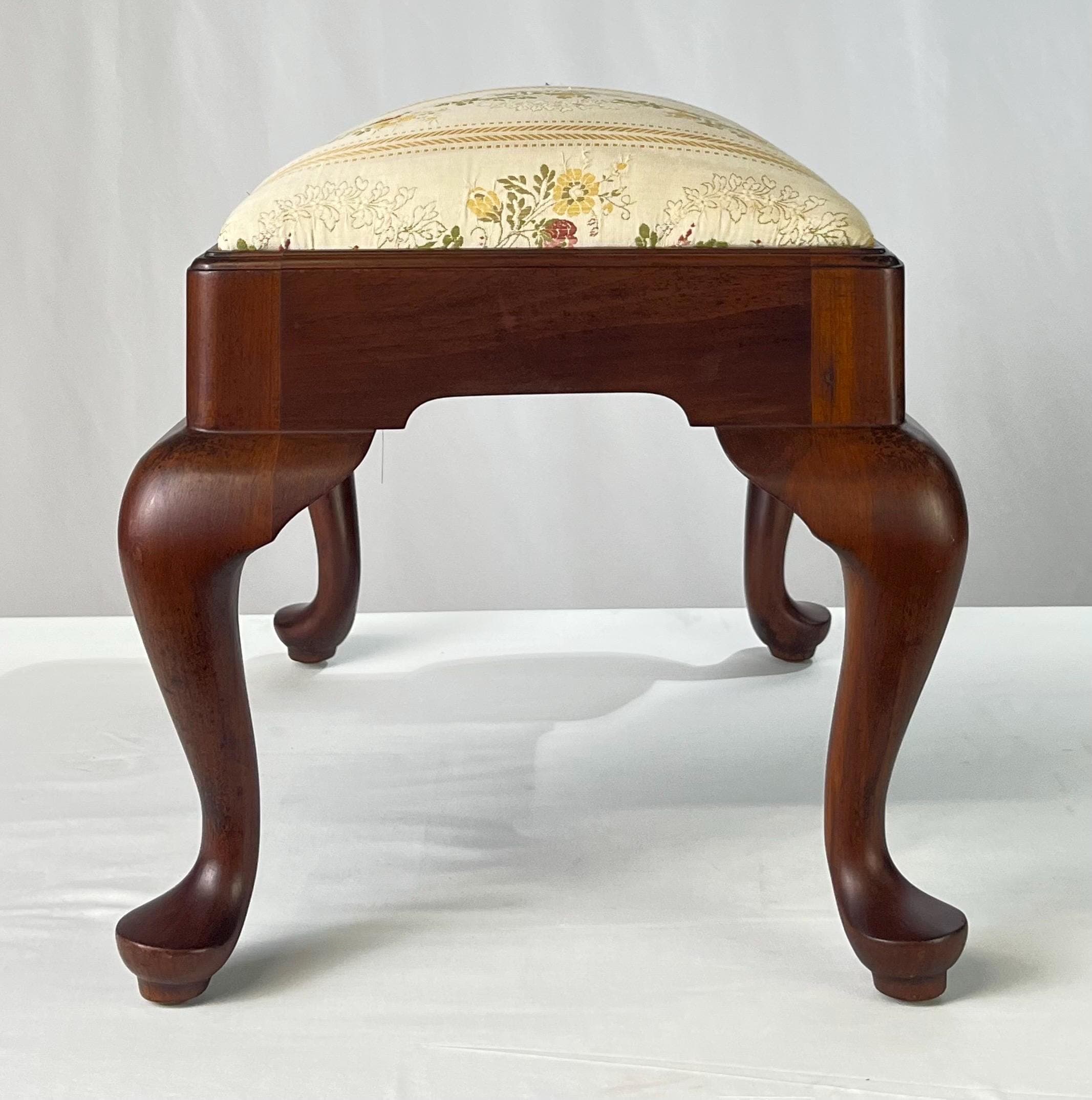 Henkel Harris Attributed Queen Anne Style Mahogany Footstool - Thumbnail 5
