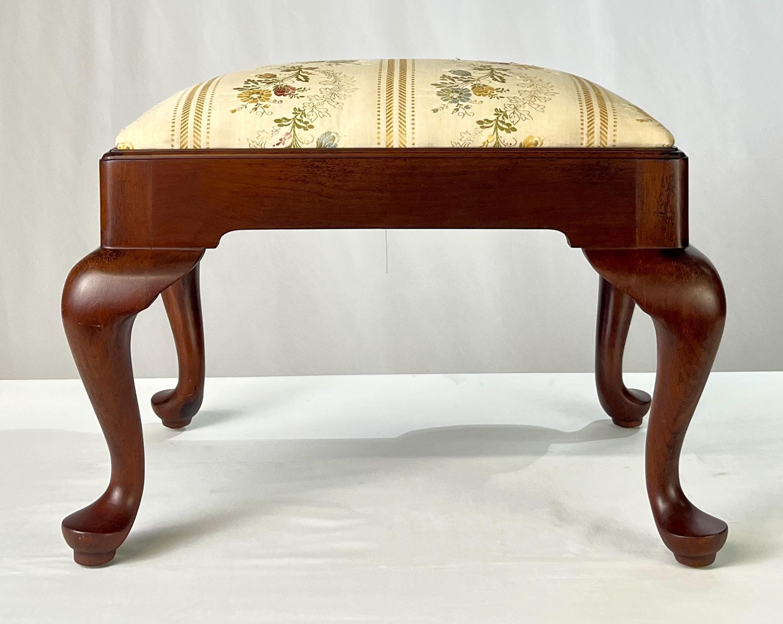 Henkel Harris Attributed Queen Anne Style Mahogany Footstool - Thumbnail 3