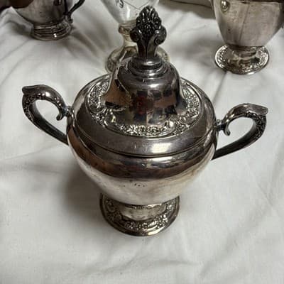 Rogers Bros Victorian Floral Silverplate Covered Sugar Bowl w/ Handles - Thumbnail 3