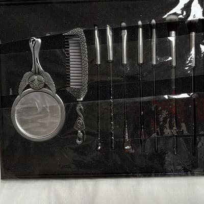 Harry Potter Makeup Brush Set with Multiple Brushes in Case, Black/Silver - Thumbnail 2
