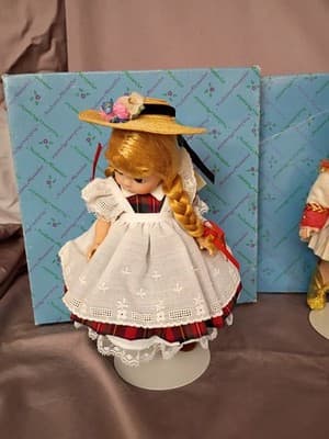 Madame Alexander Lot of 5 Artist Dolls w/ Original Boxes, Outfits & Accessories - Thumbnail 2