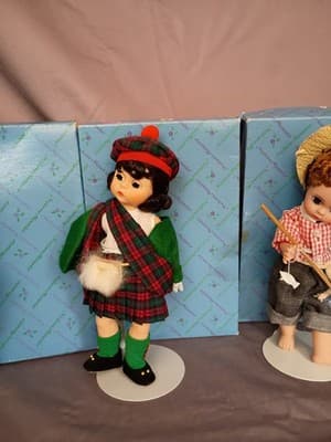 Madame Alexander Lot of 5 Artist Dolls w/ Original Boxes, Outfits & Accessories - Thumbnail 4