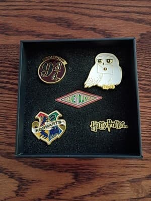 Harry Potter Pin Set in Box: Hogwarts, Platform 9 3/4, Hedwig, Diagon Alley - Thumbnail 2